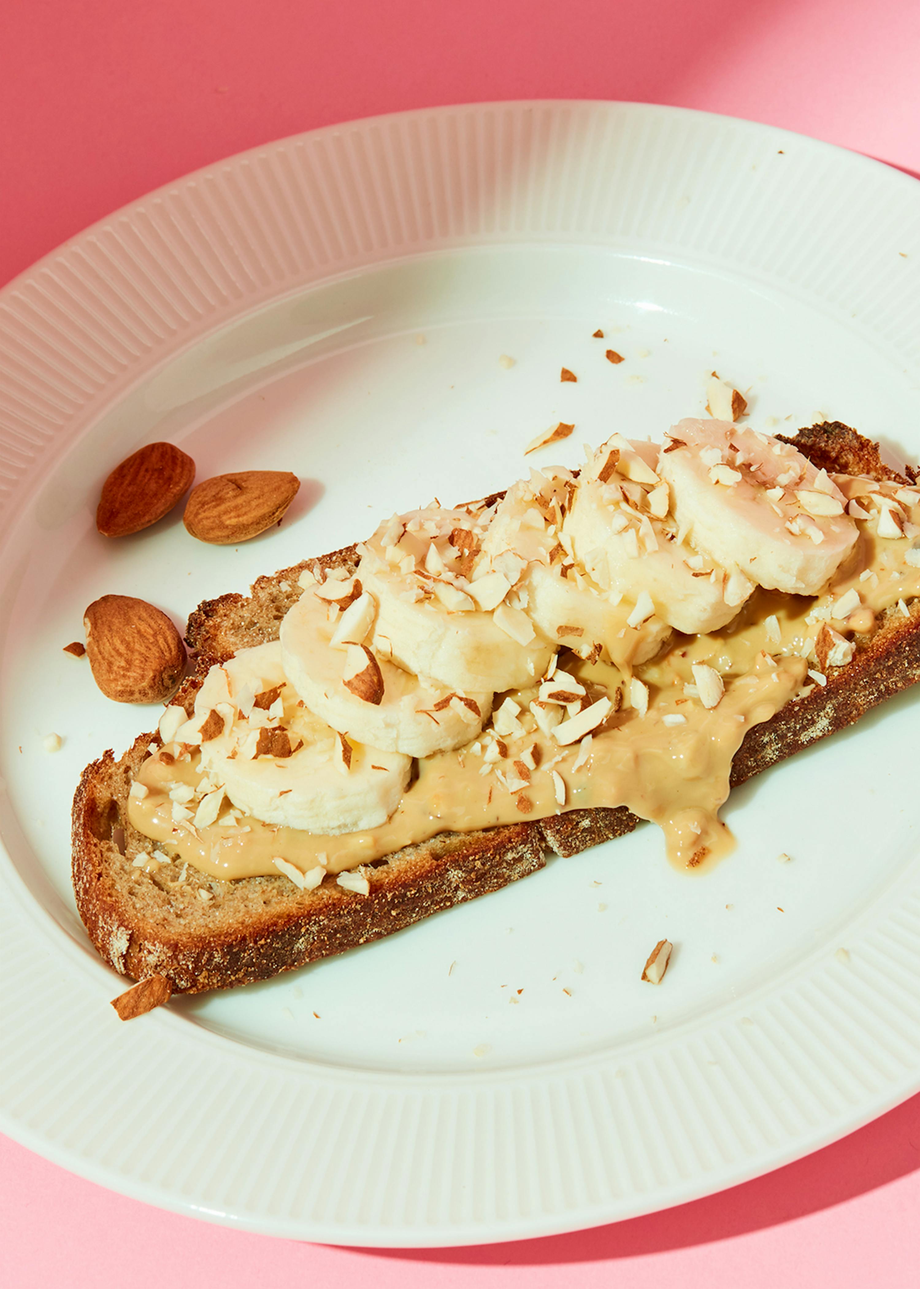 une tranche de pain avec du beurre d' arachide et des bananes