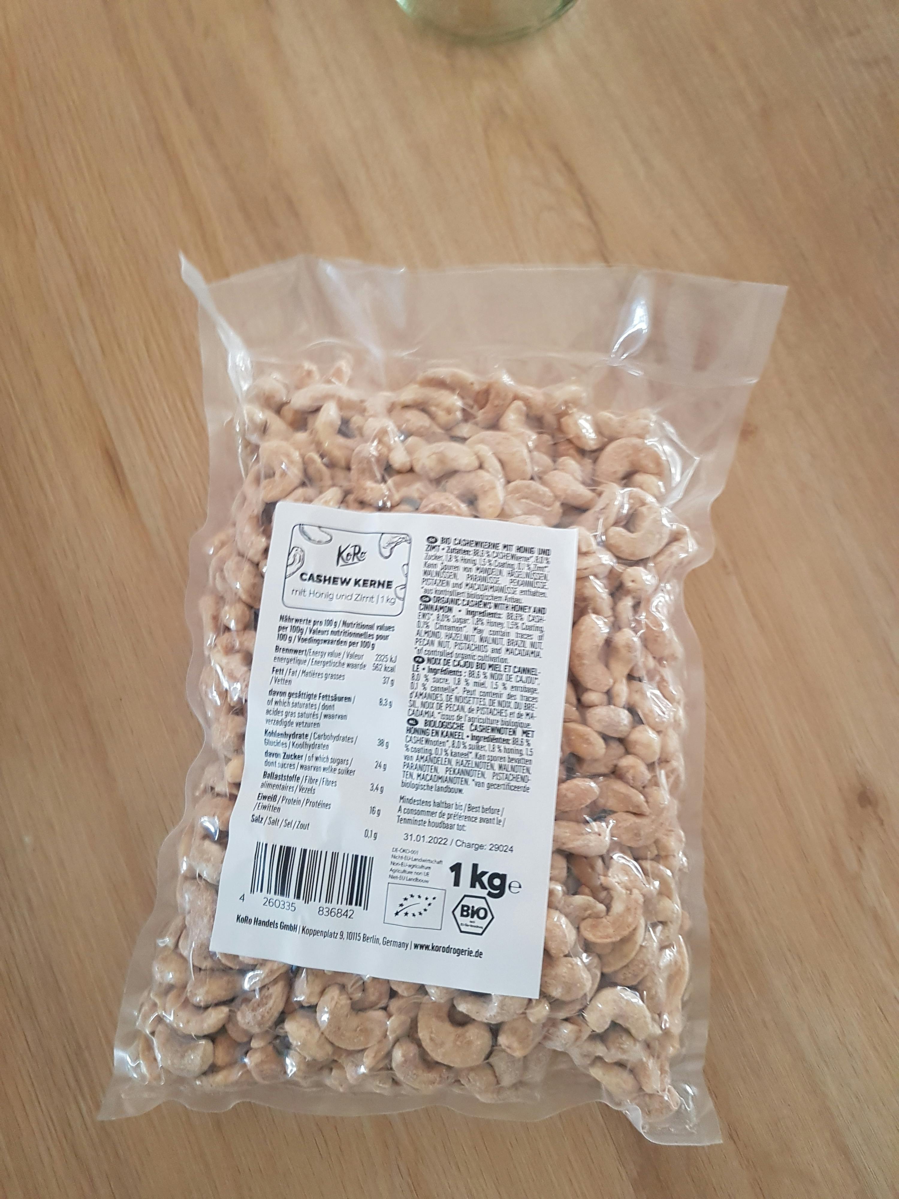 a bag of cashews has a label that says 1 kg