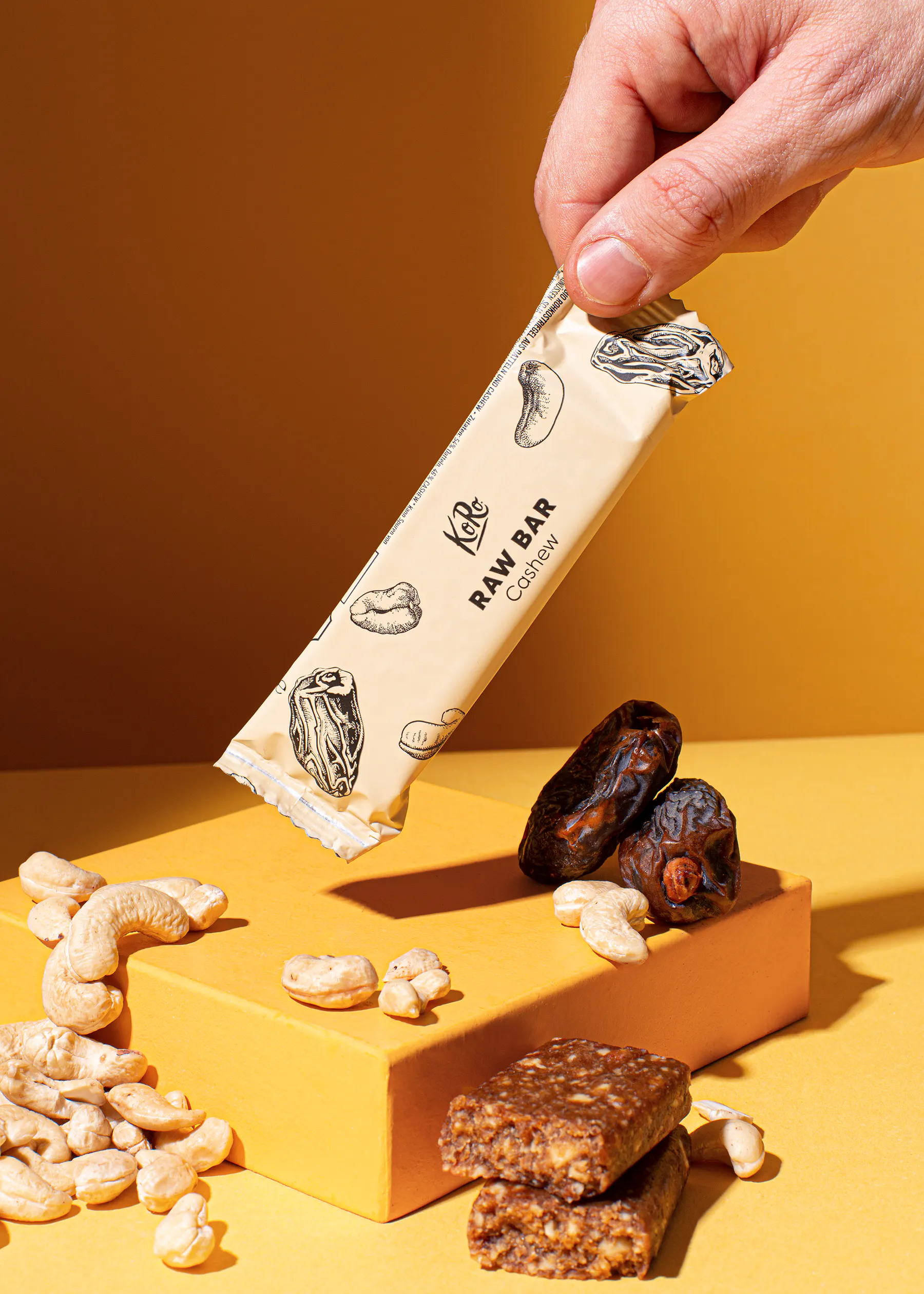 une personne tient une barre de raw cashew