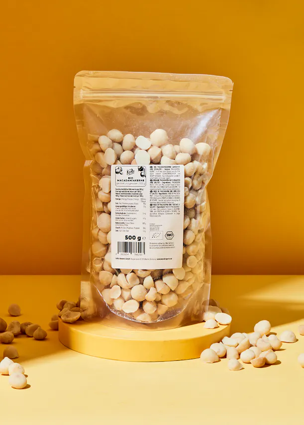 ein Plastikbeutel mit macadamiakernen steht auf einem gelben Tisch