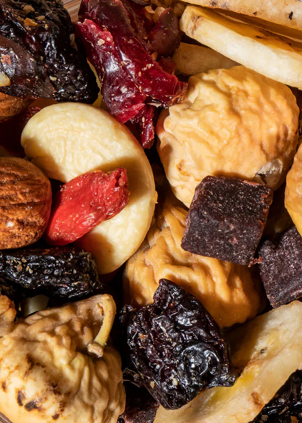 un gros plan d' un tas de fruits secs et de noix