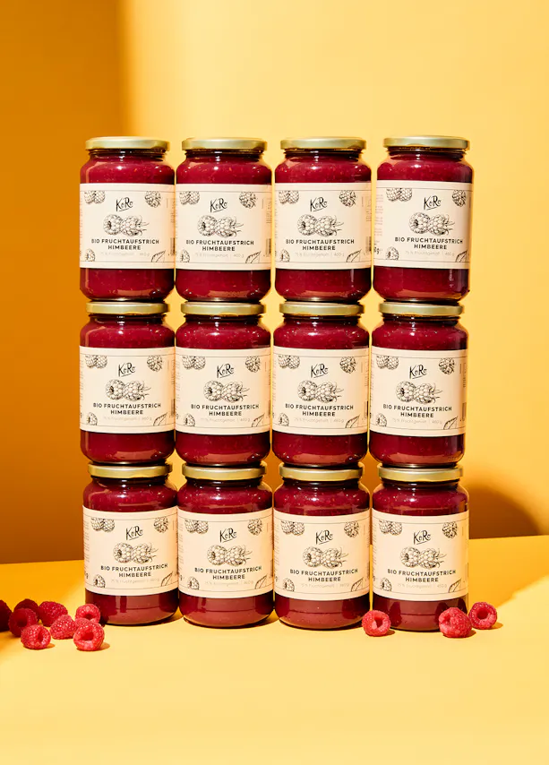 eine Reihe von Gläsern mit Himbeermarmelade , die aufeinander gestapelt sind