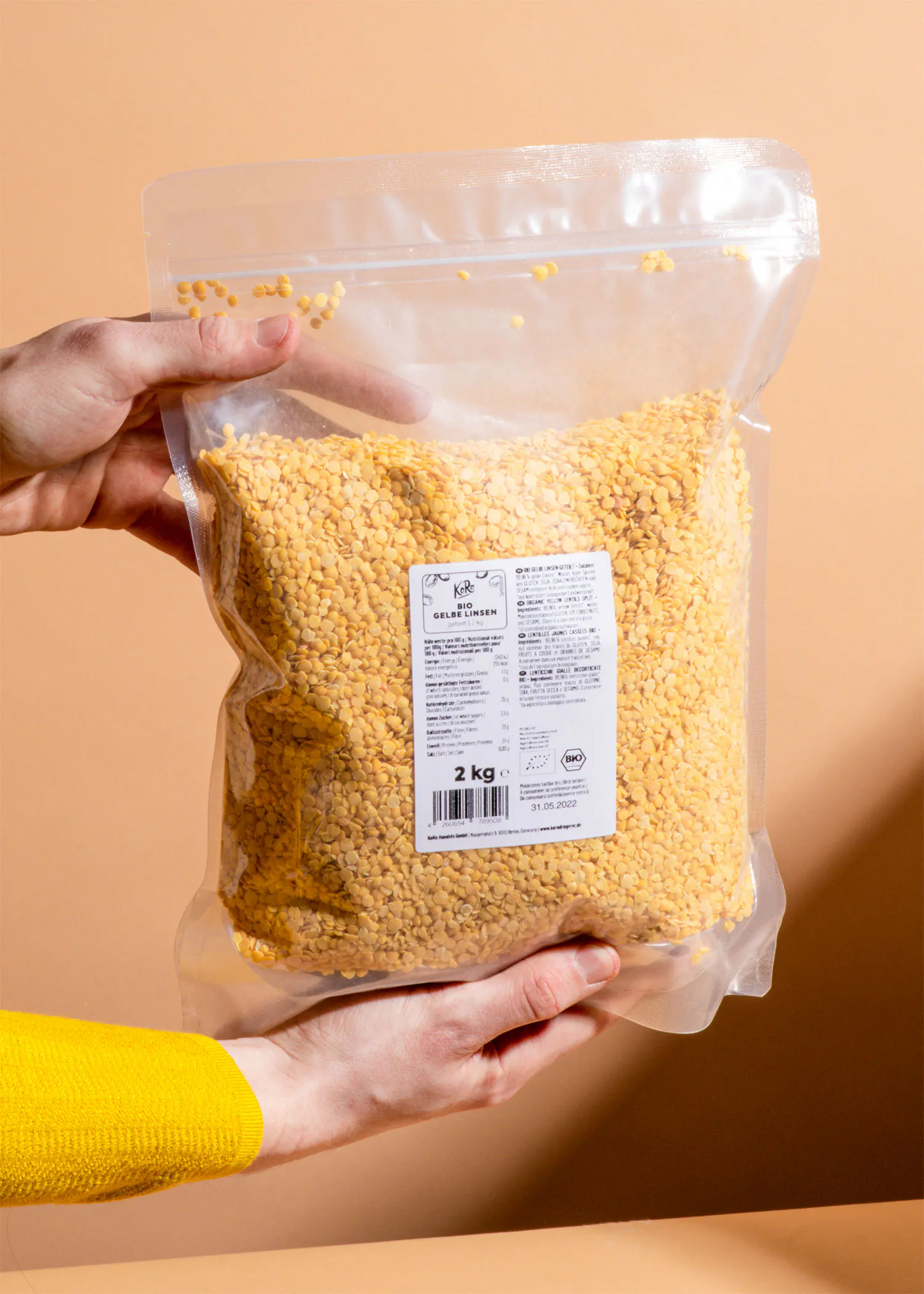 eine Person hält einen Plastikbeutel mit einem Gewicht von 1 kg in ihren Händen