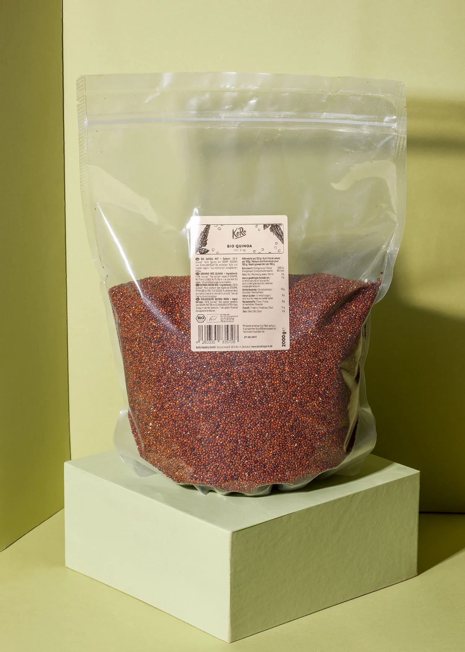 un sac en plastique rempli de graines de quinoa rouge