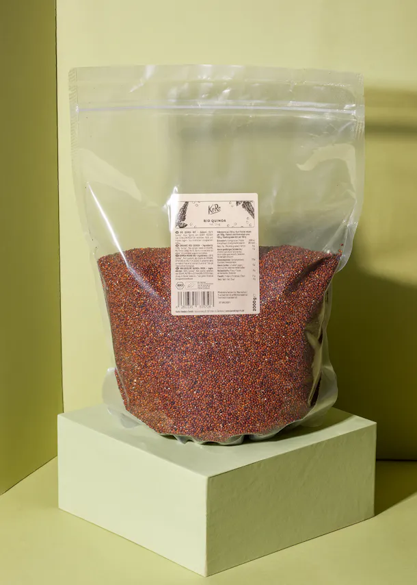 un sac en plastique rempli de graines de quinoa rouge
