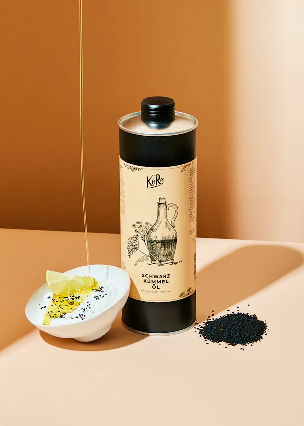 une bouteille d' huile de sesame noir est posée sur une table