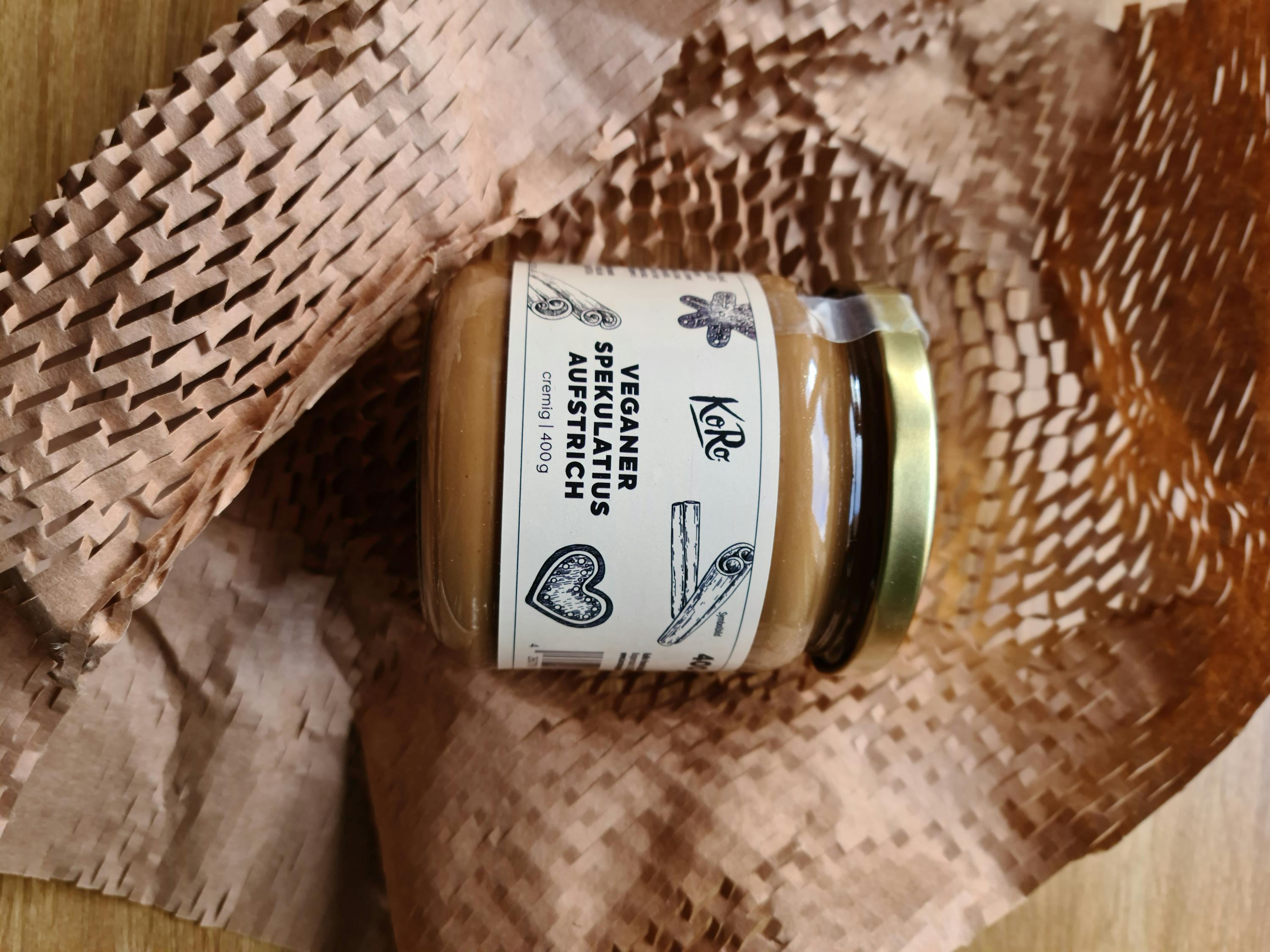 ein Glas veganer spekulatius aufstrich liegt auf einem Stück Papier