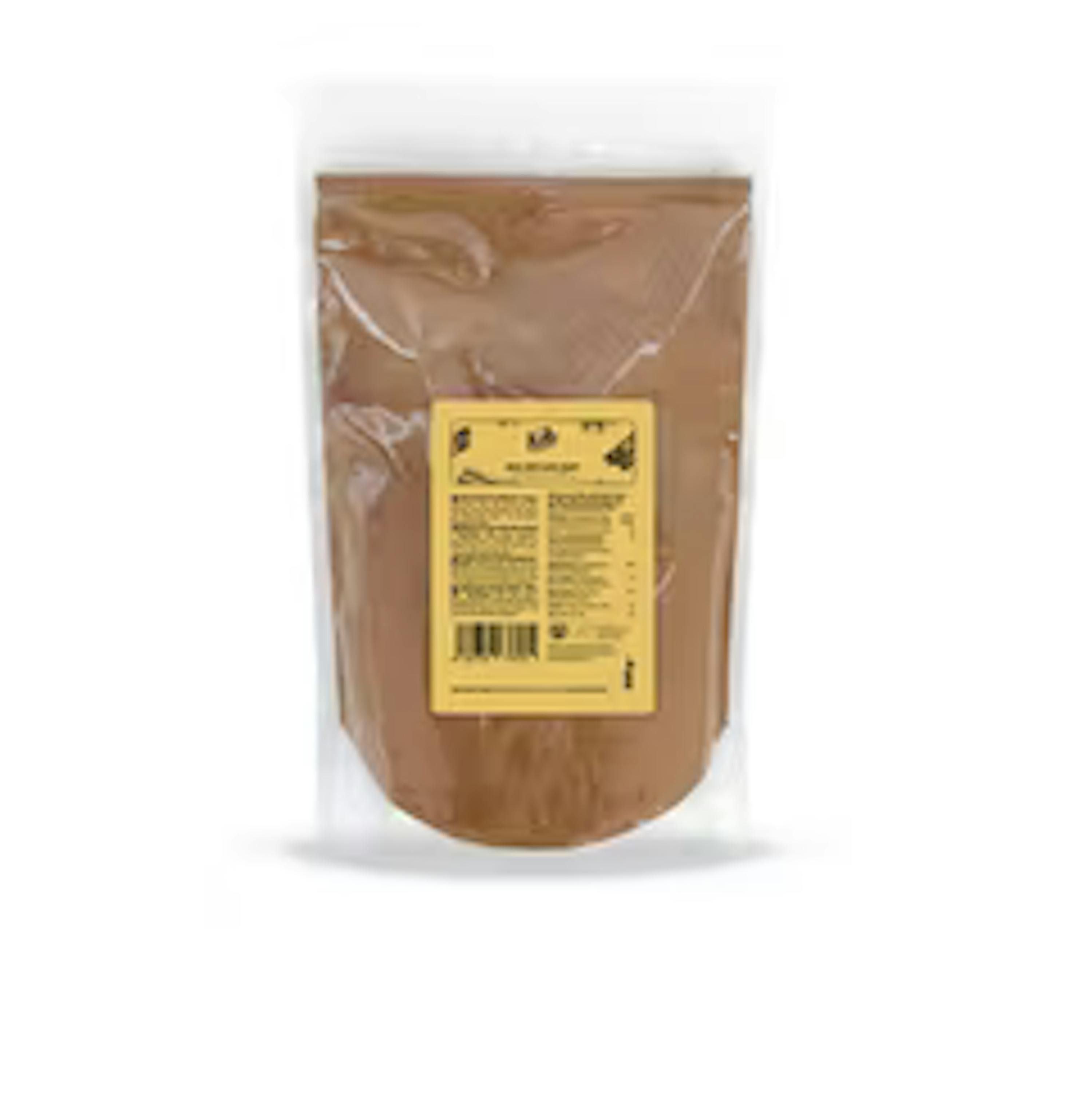 una busta di polvere di cioccolato con un'etichetta gialla su sfondo bianco .