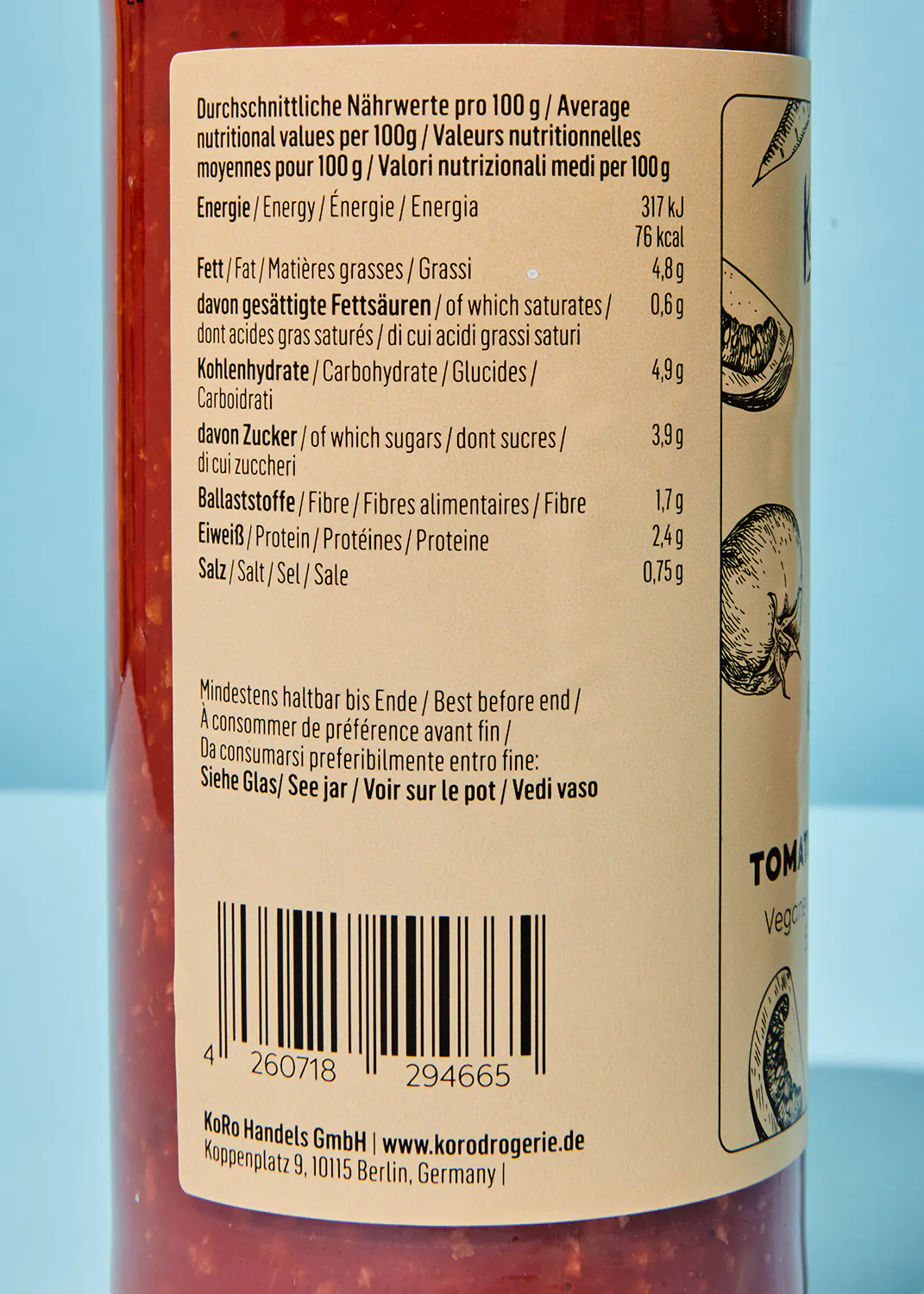 die Rückseite einer Tomatensauce zeigt die Nährwerte