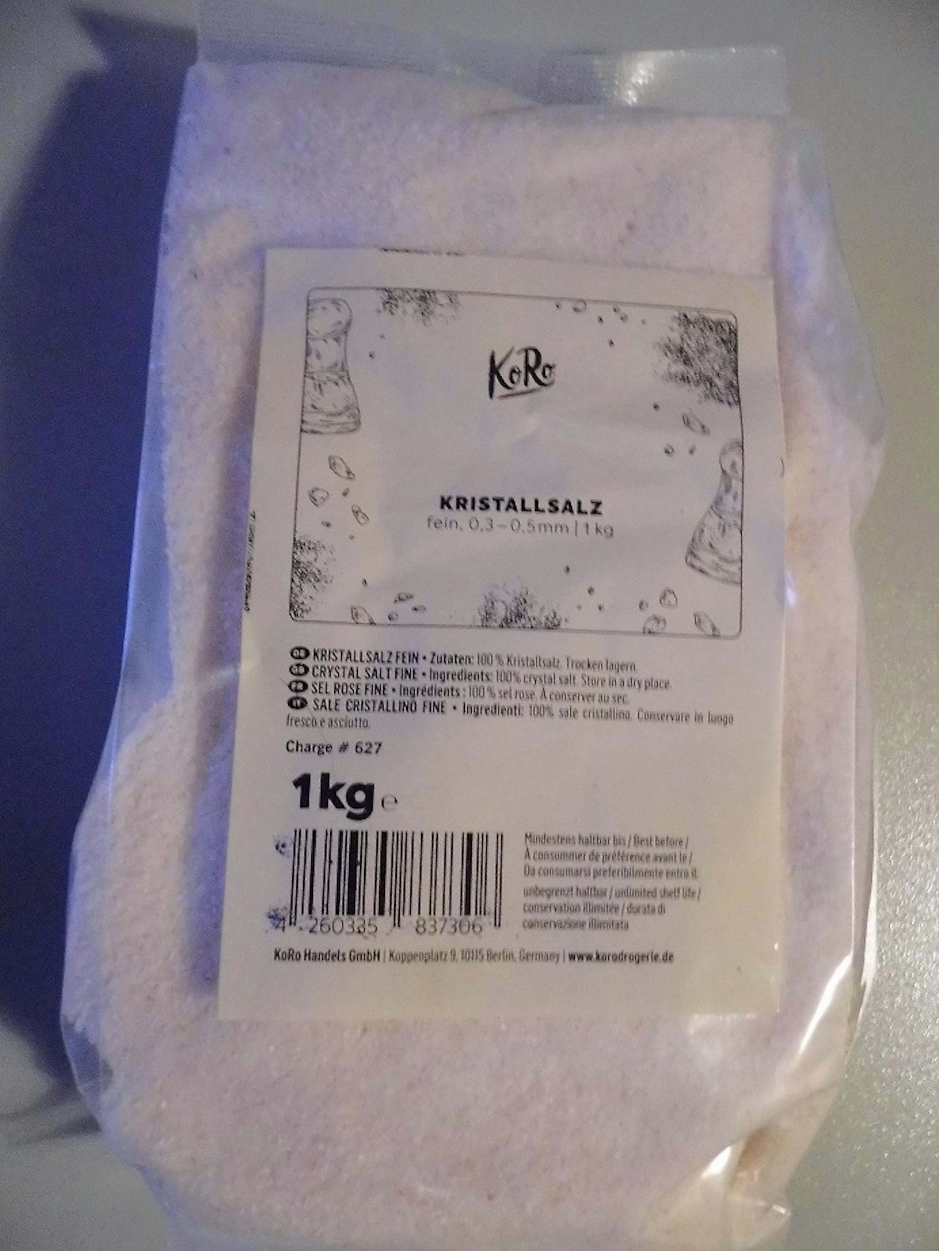 a 1 kg bag of kristallsalz sits on a table