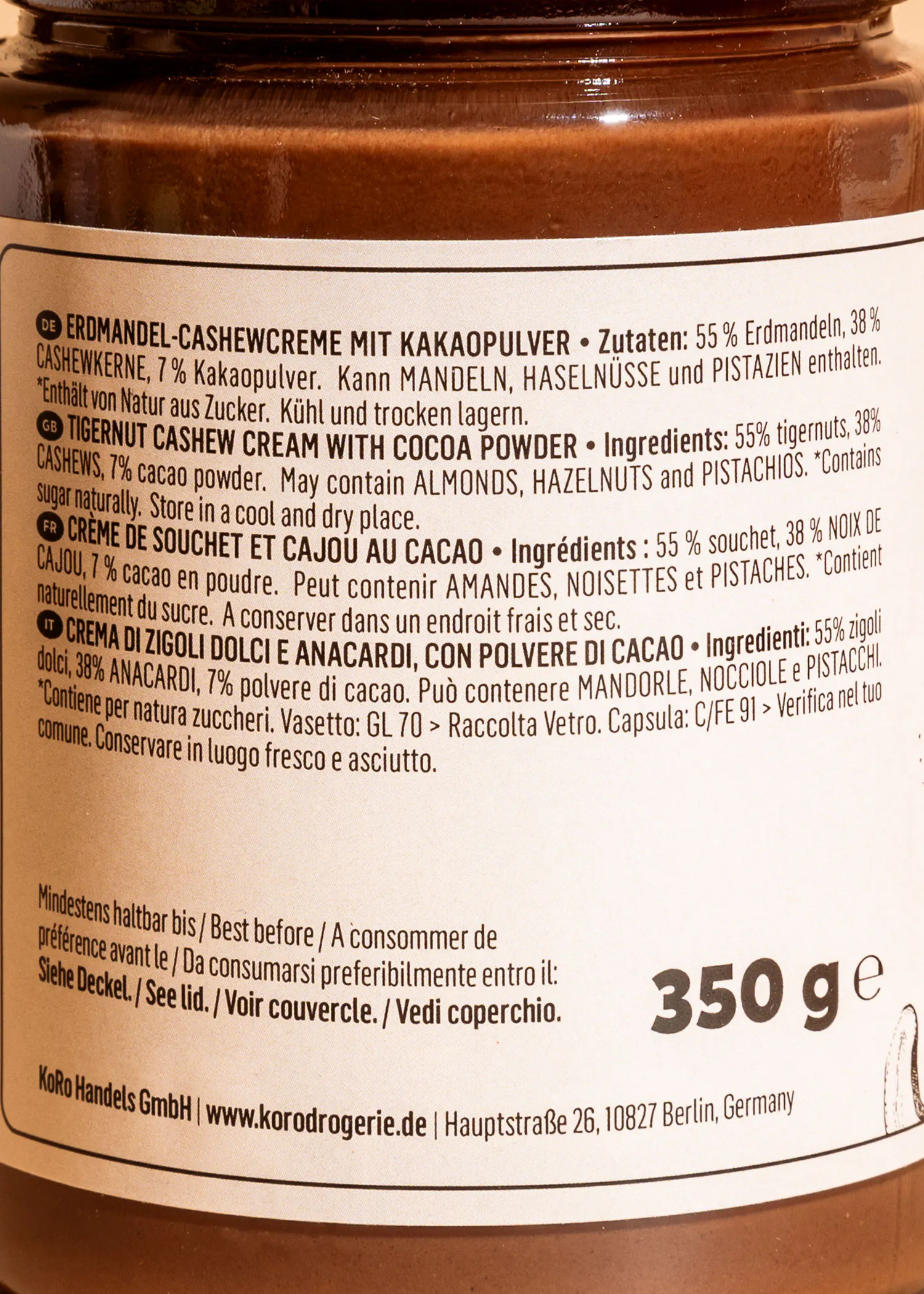 l' arrière d' un pot de crème de cajou au cacao avec poudre de cacao