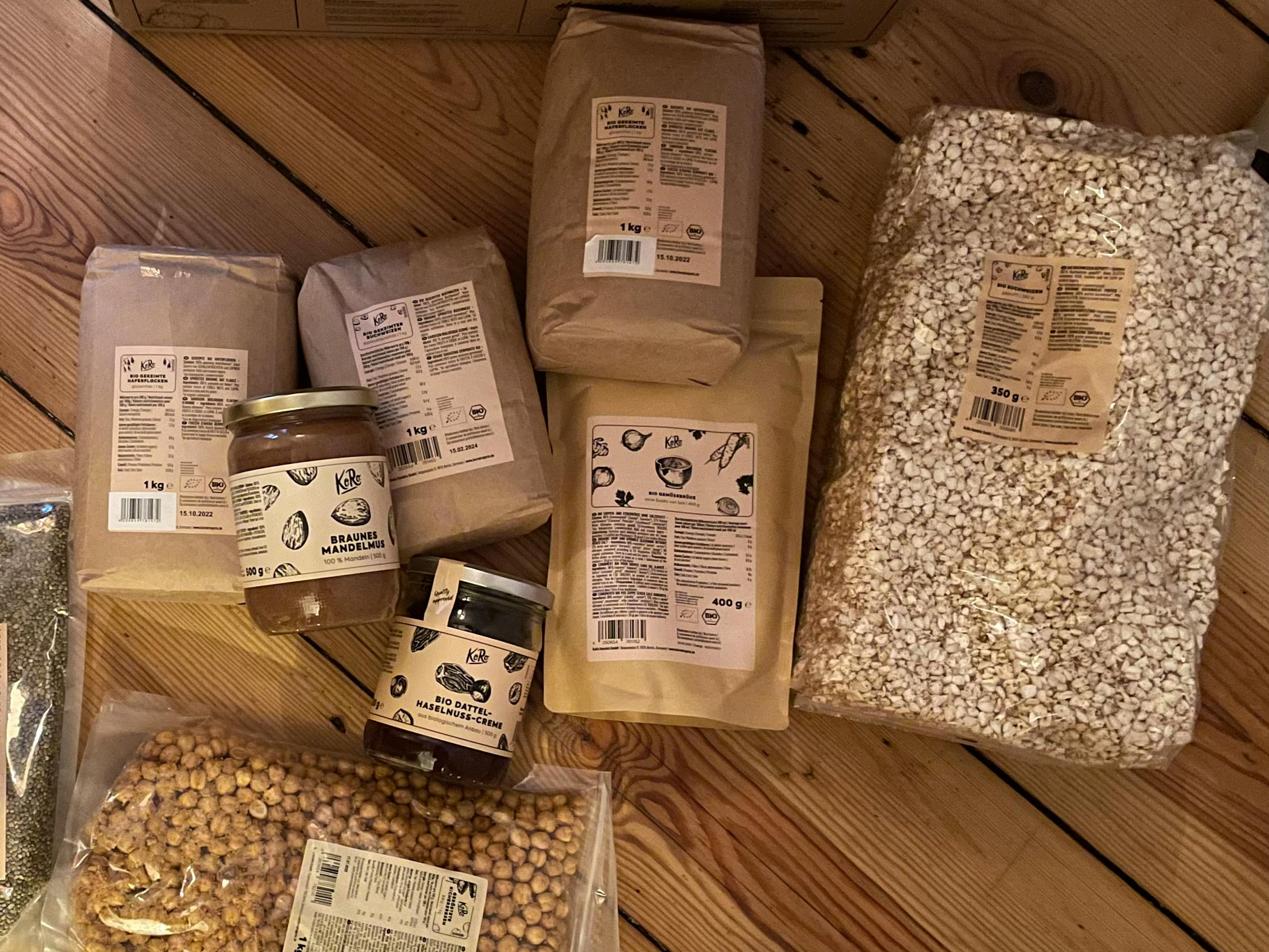 eine Auswahl an Lebensmitteln liegt auf einem Holztisch