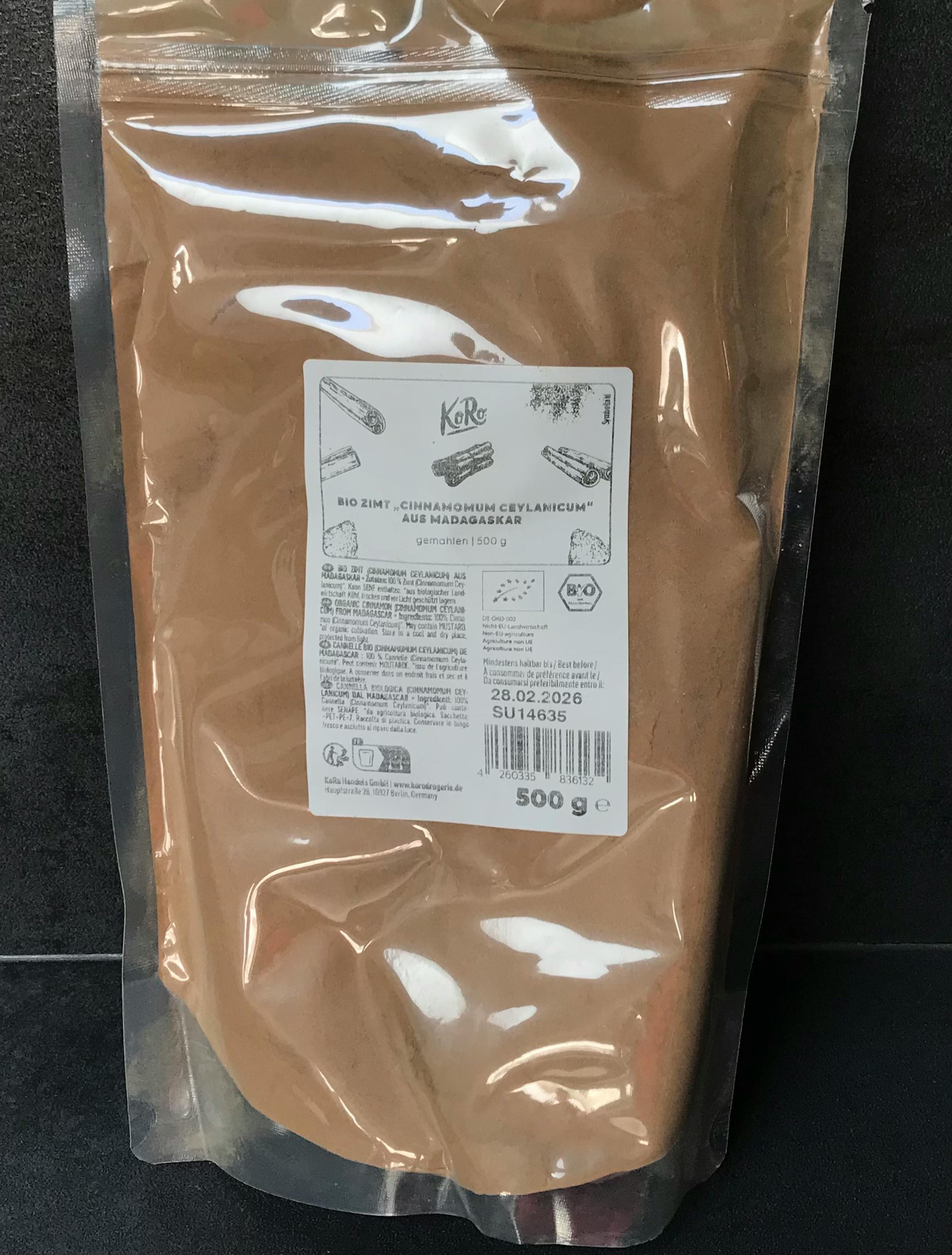 un sacchetto di cannella in polvere con un etichetta bianca