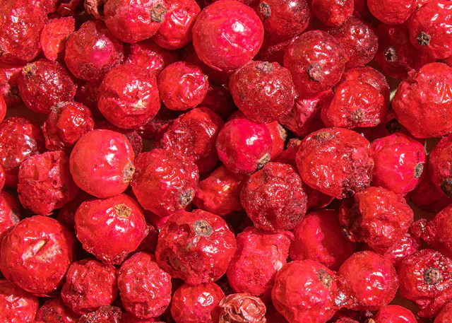 eine Nahaufnahme von einem Haufen getrockneter Himbeeren