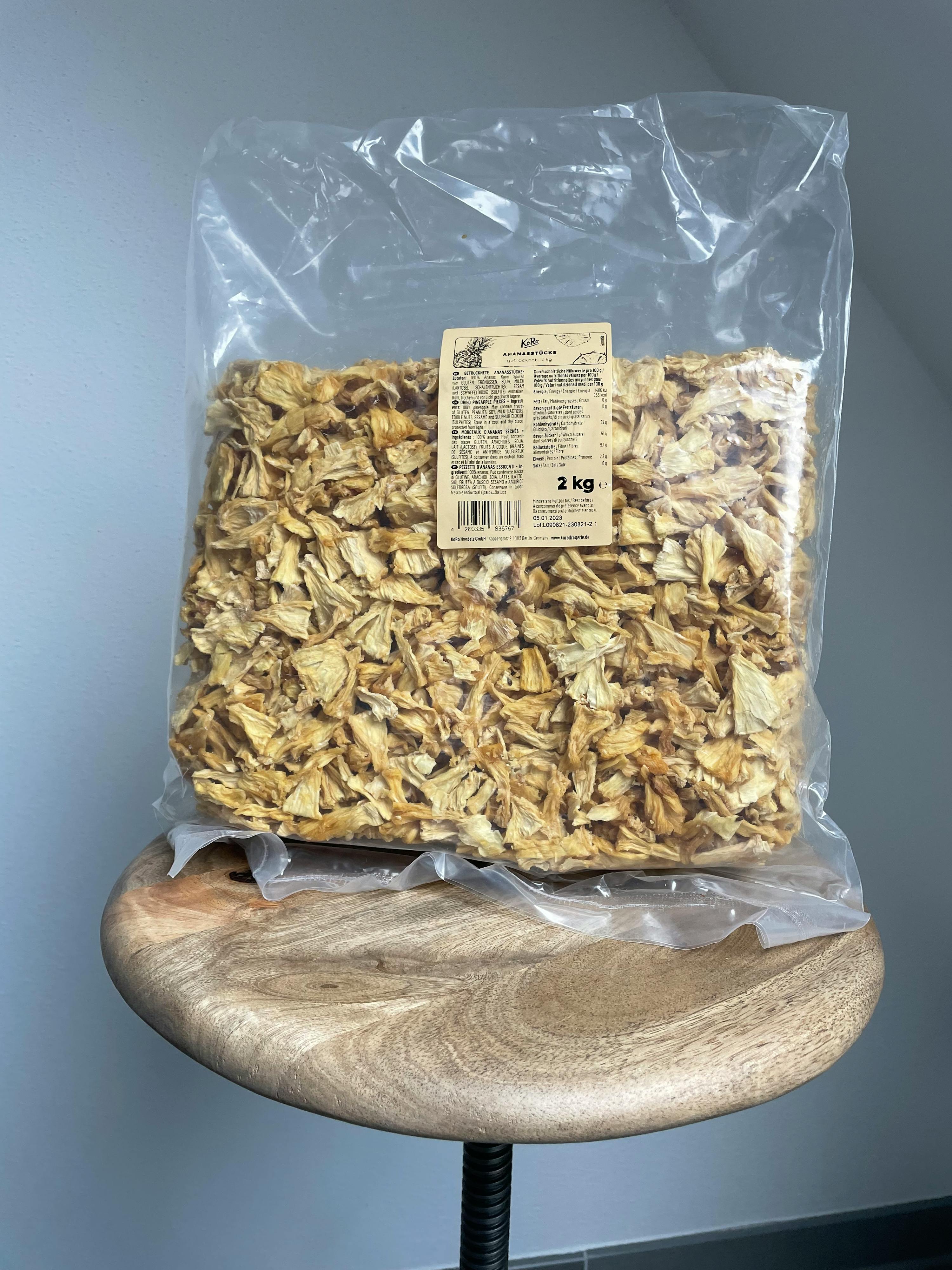 eine Plastiktüte mit einem Gewicht von 2 kg liegt auf einem Holzbrett