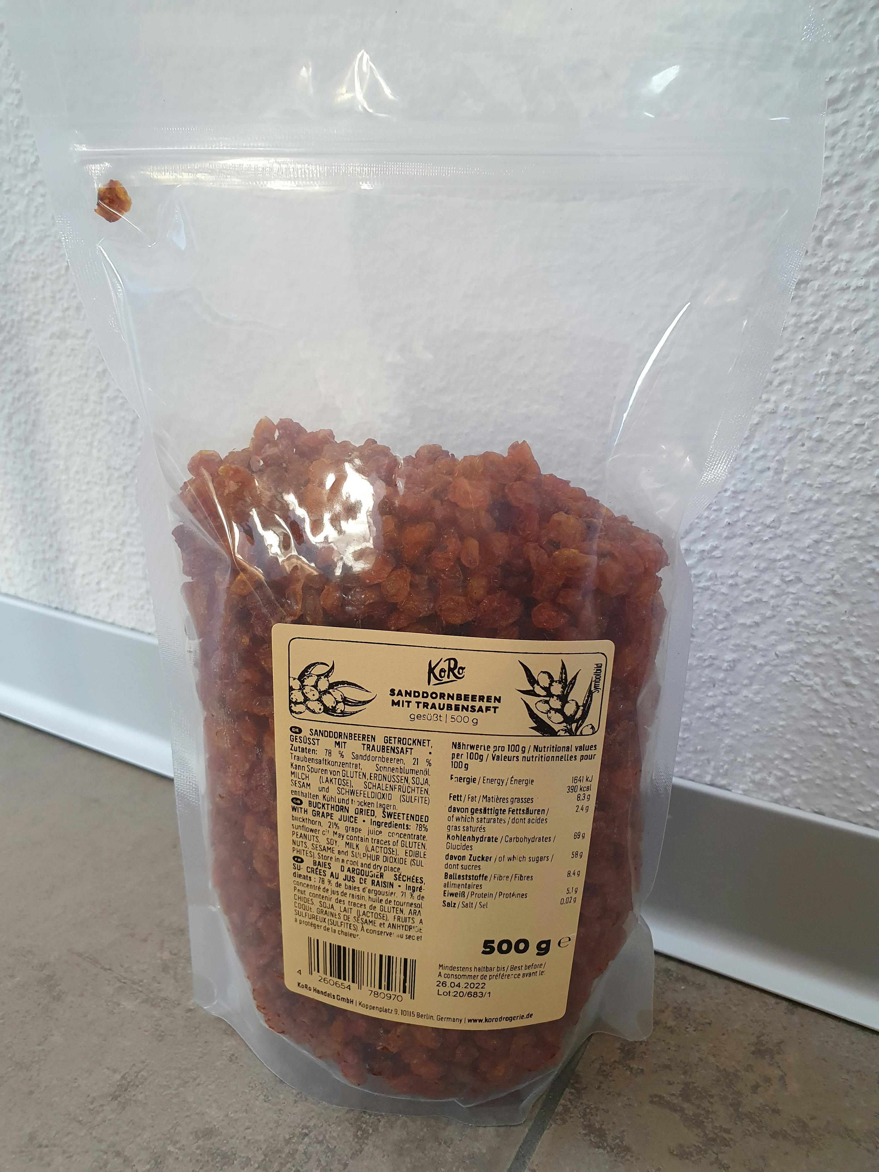 eine Plastiktüte mit einem Etikett auf der Rückseite steht auf einem Tisch