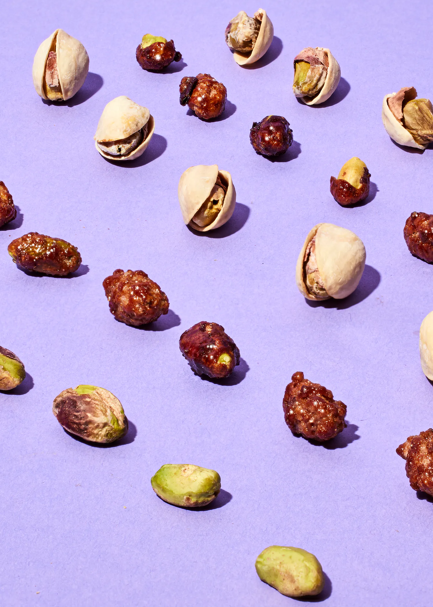 une variété de noix est posée sur un fond violet