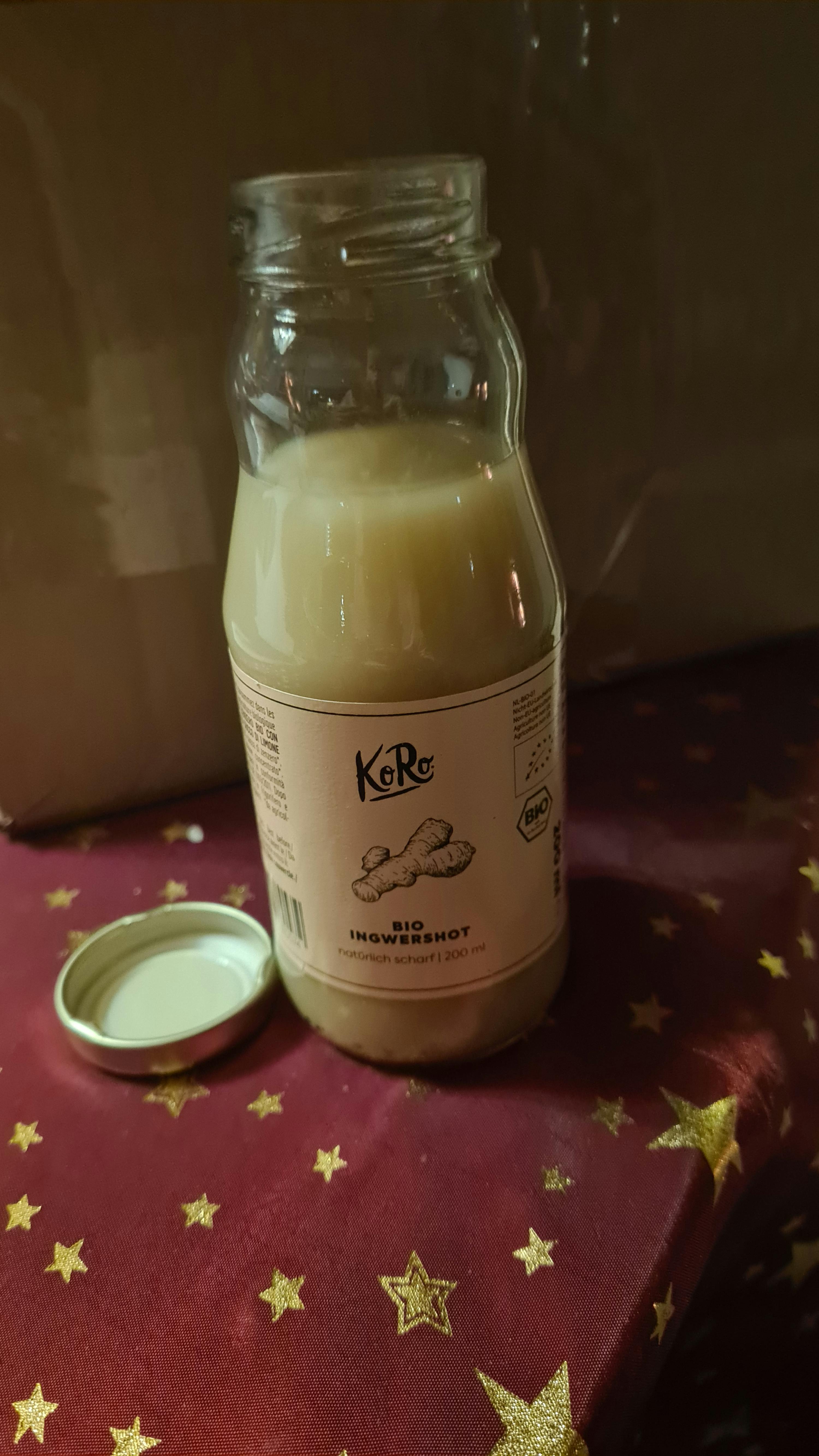 un bocal en verre avec une étiquette blanche sur le dessus