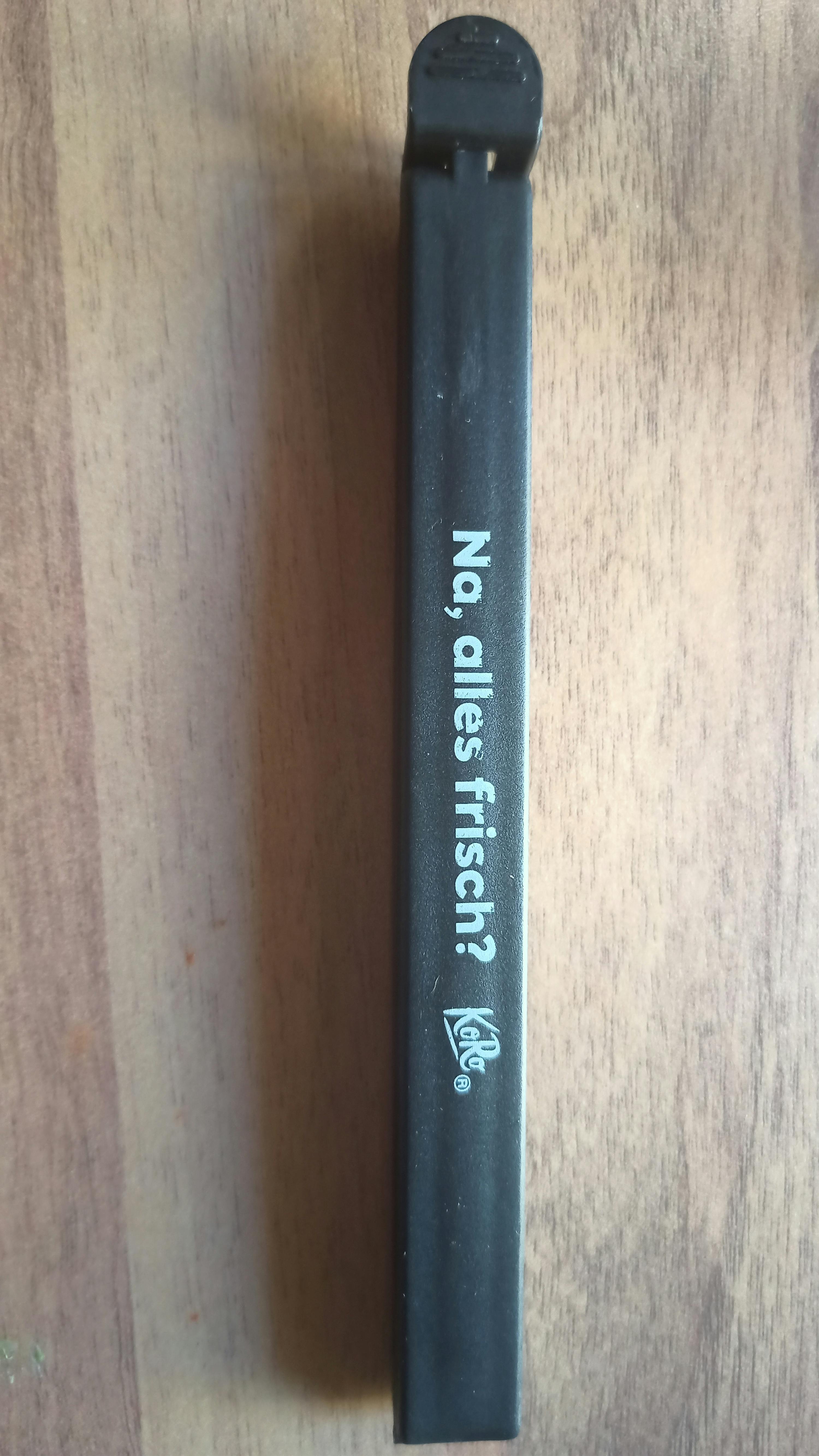 une boîte en plastique noire avec l' inscription no alles frisch