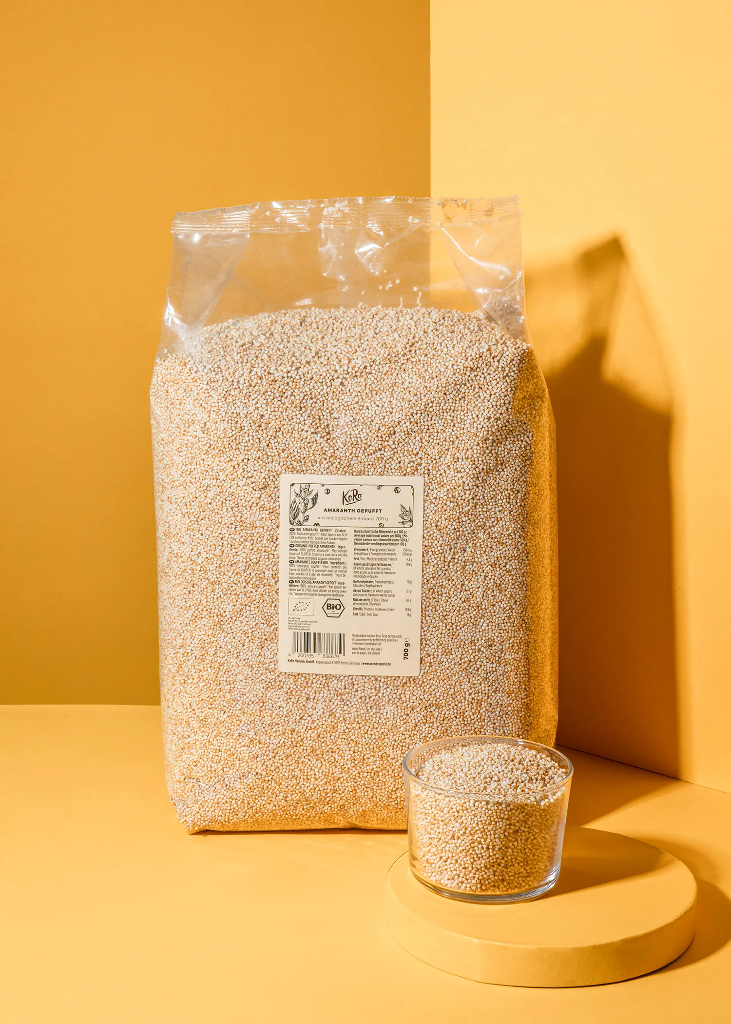 un gros sac de quinoa est assis à côté d' un petit bol de quinoa