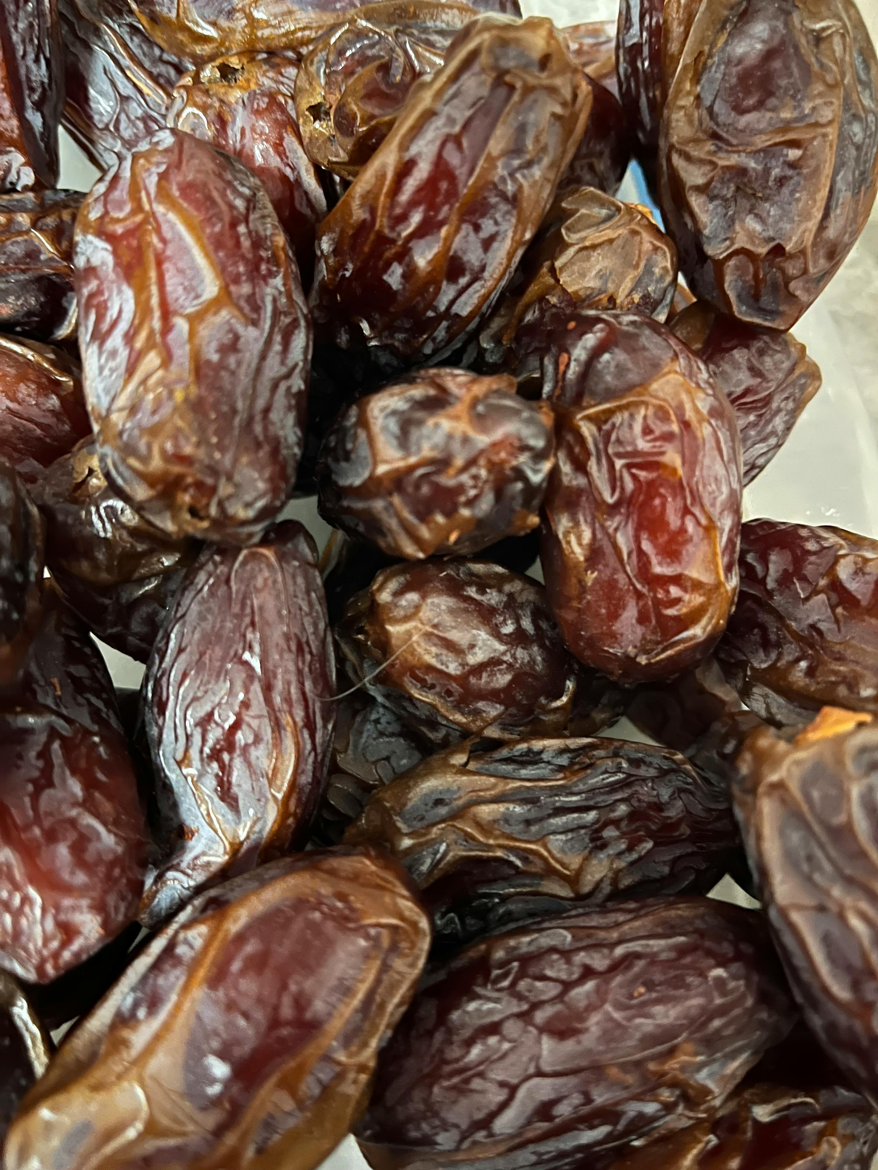 un gros plan d' une pile de dattes brunes