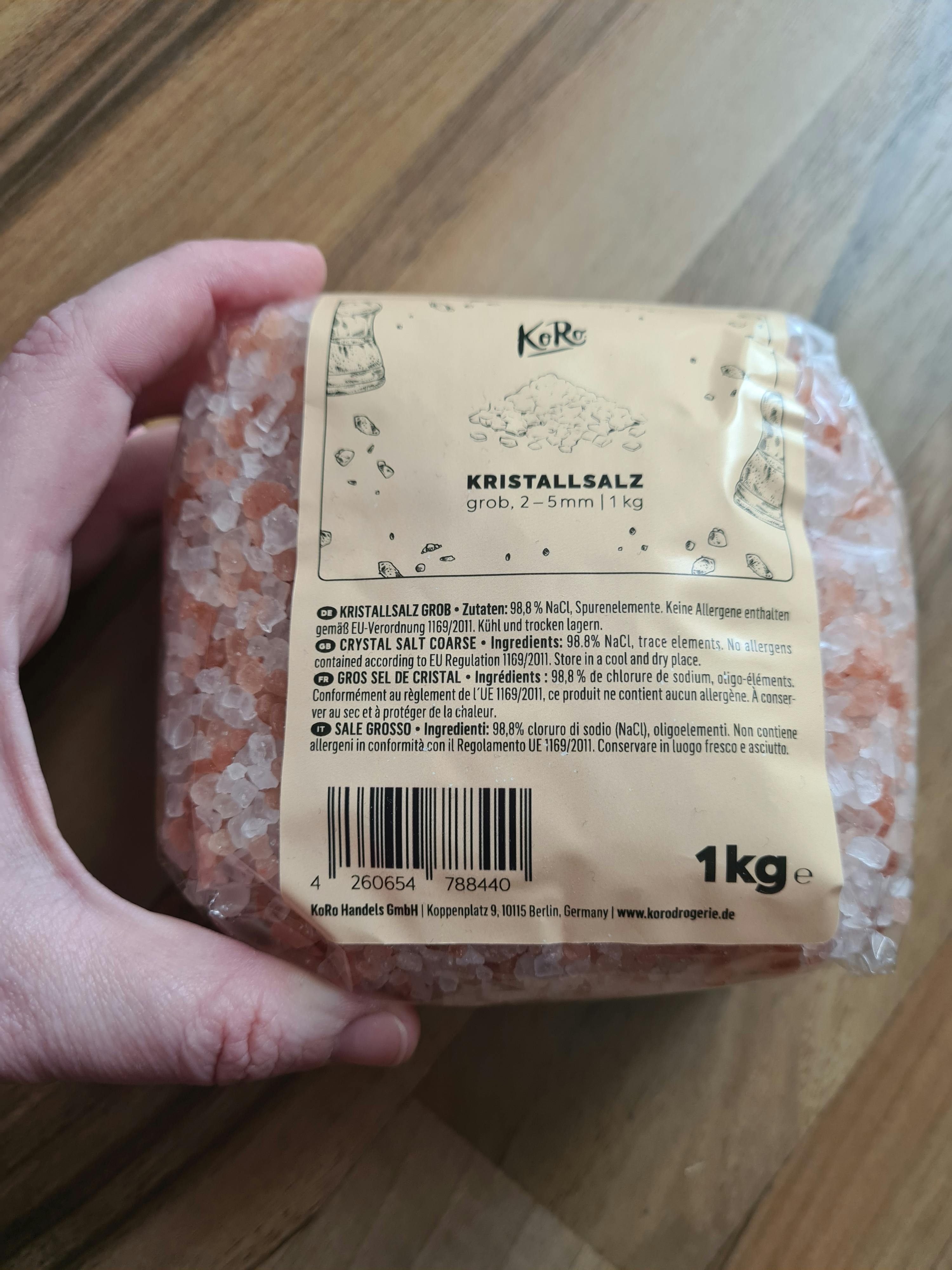 eine Person hält einen Plastiksack mit kristallsalz in ihren Händen