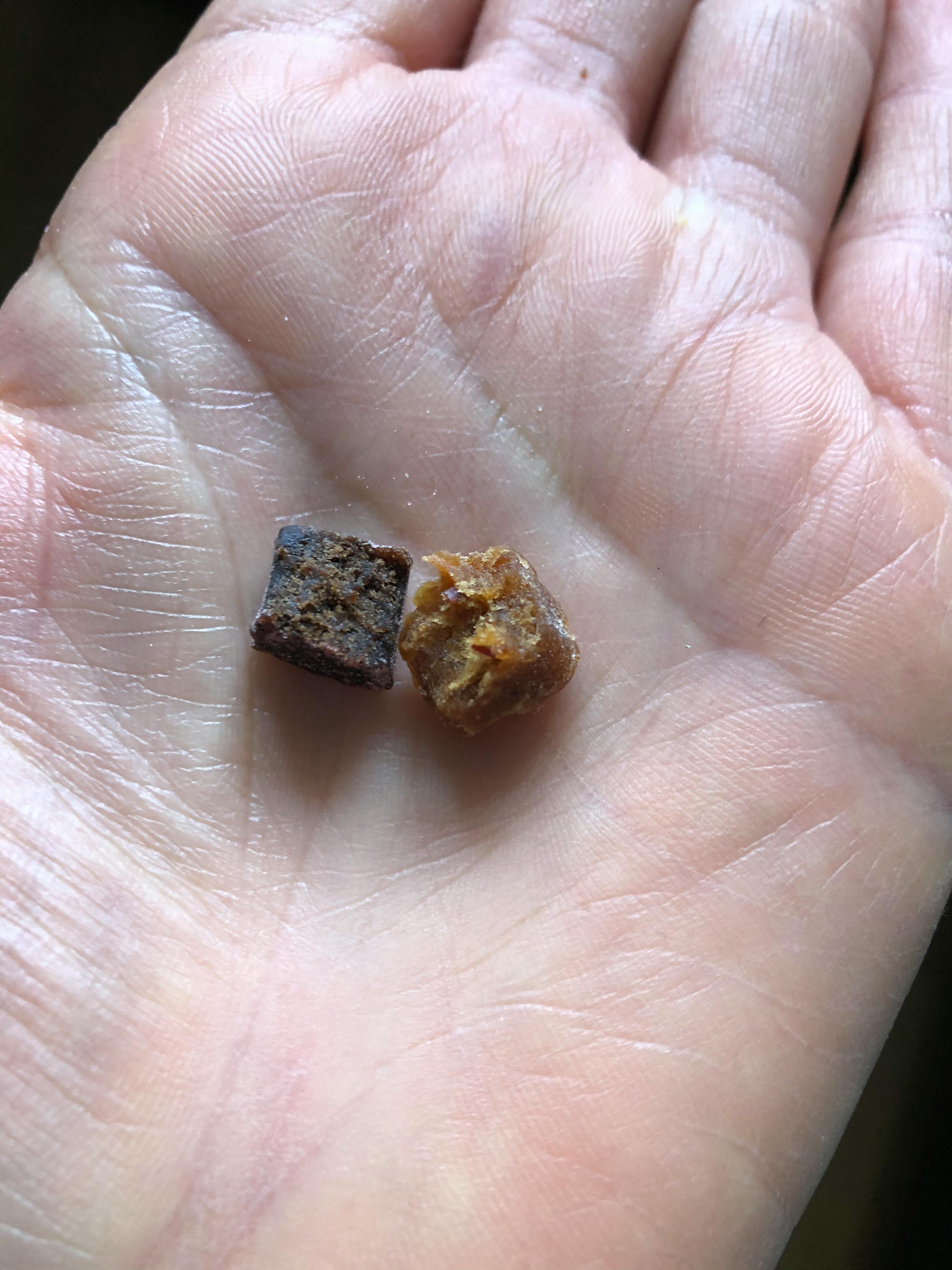 eine Person hält zwei kleine Stücke in ihrer Hand