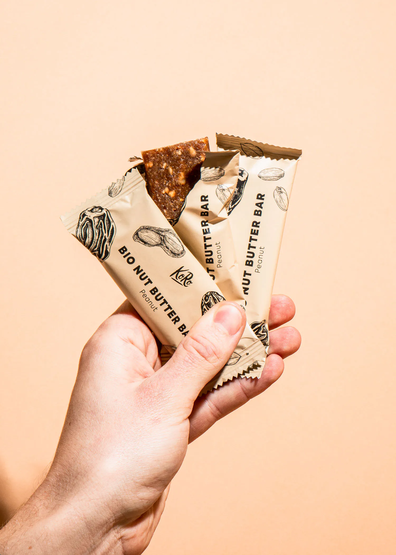 une personne tient une barre de beurre d' arachide bio