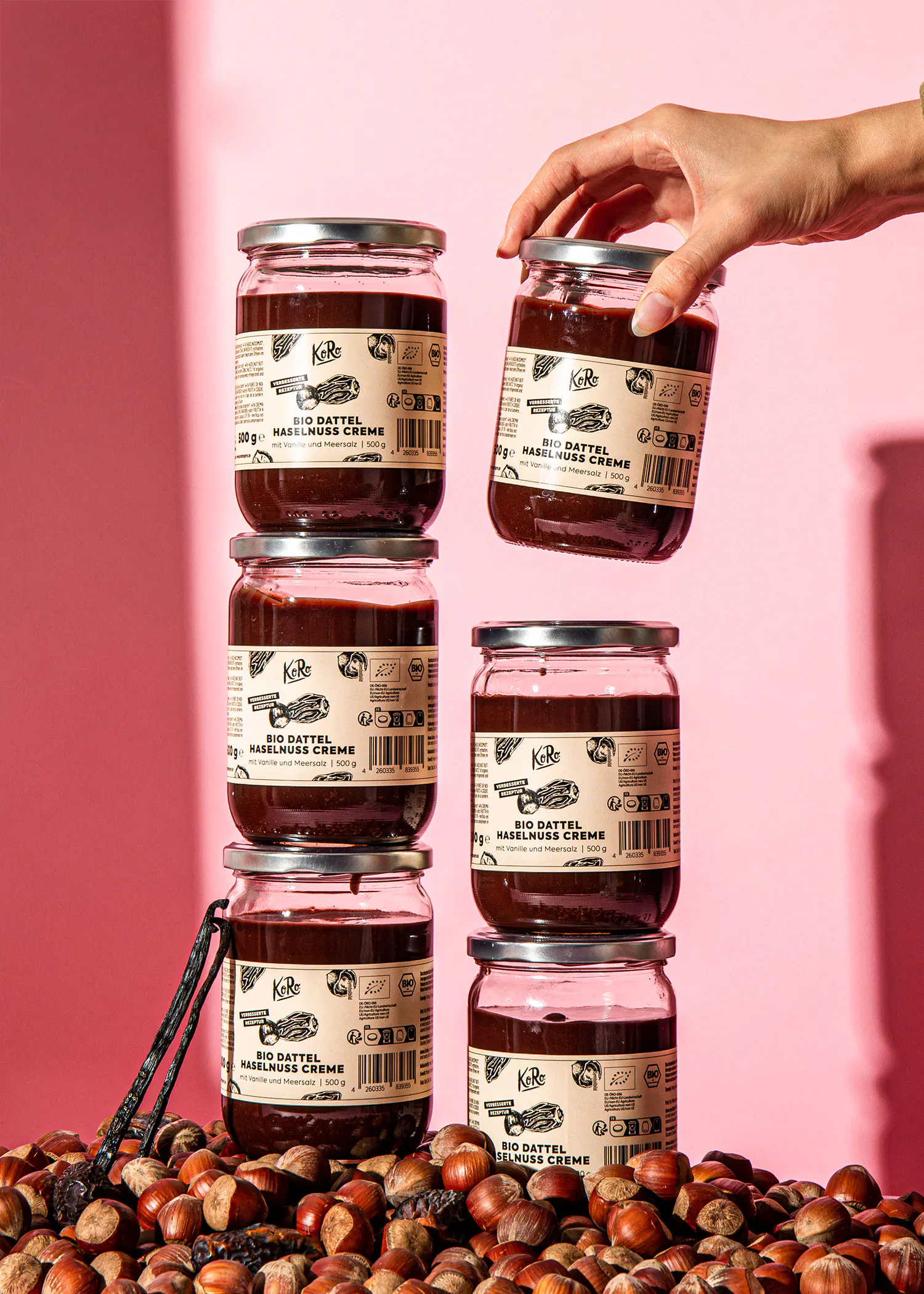 eine hand hält ein glas bio dattel-haselnuss-creme