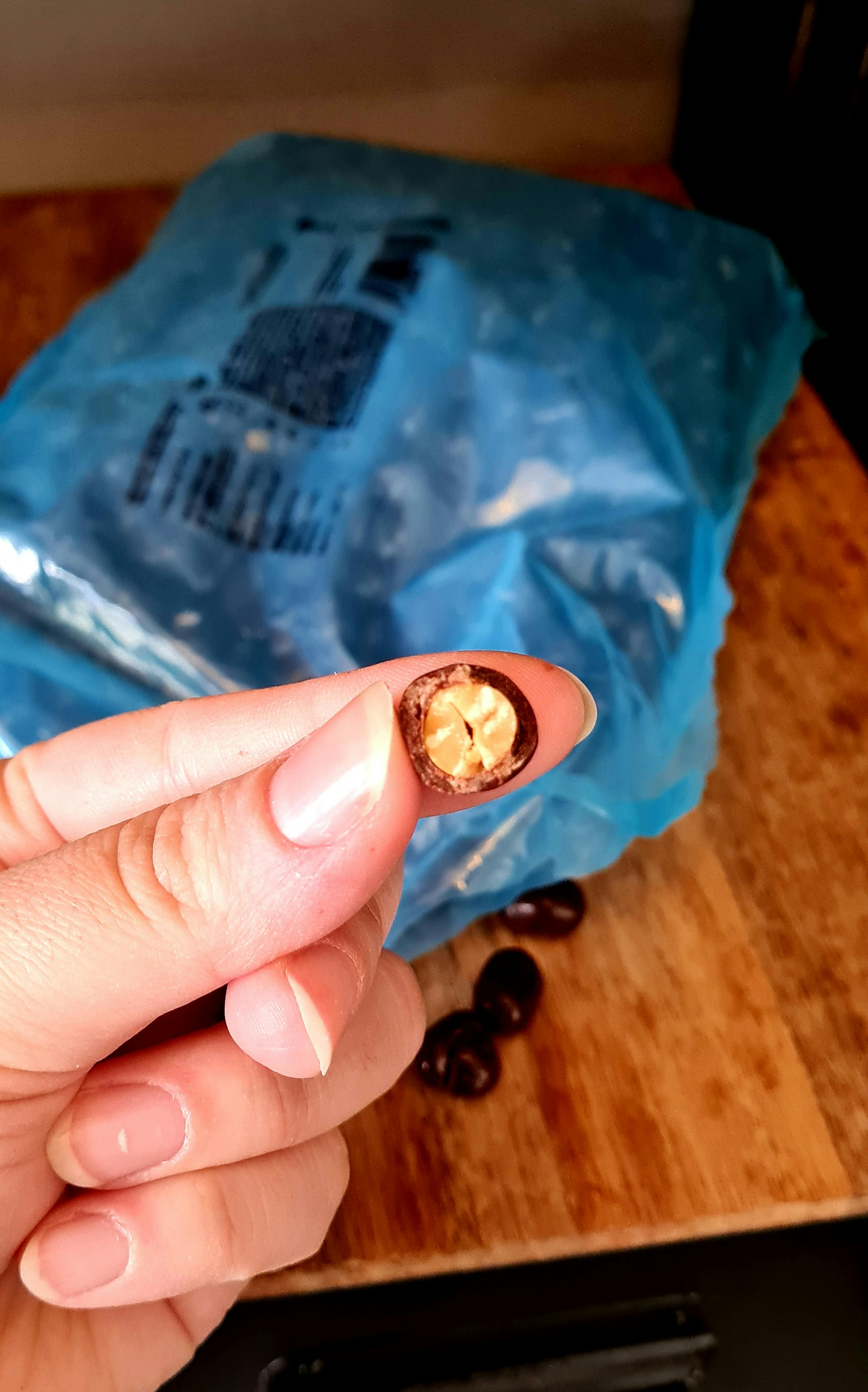 eine Person hält einen Stück Schokolade in der Hand