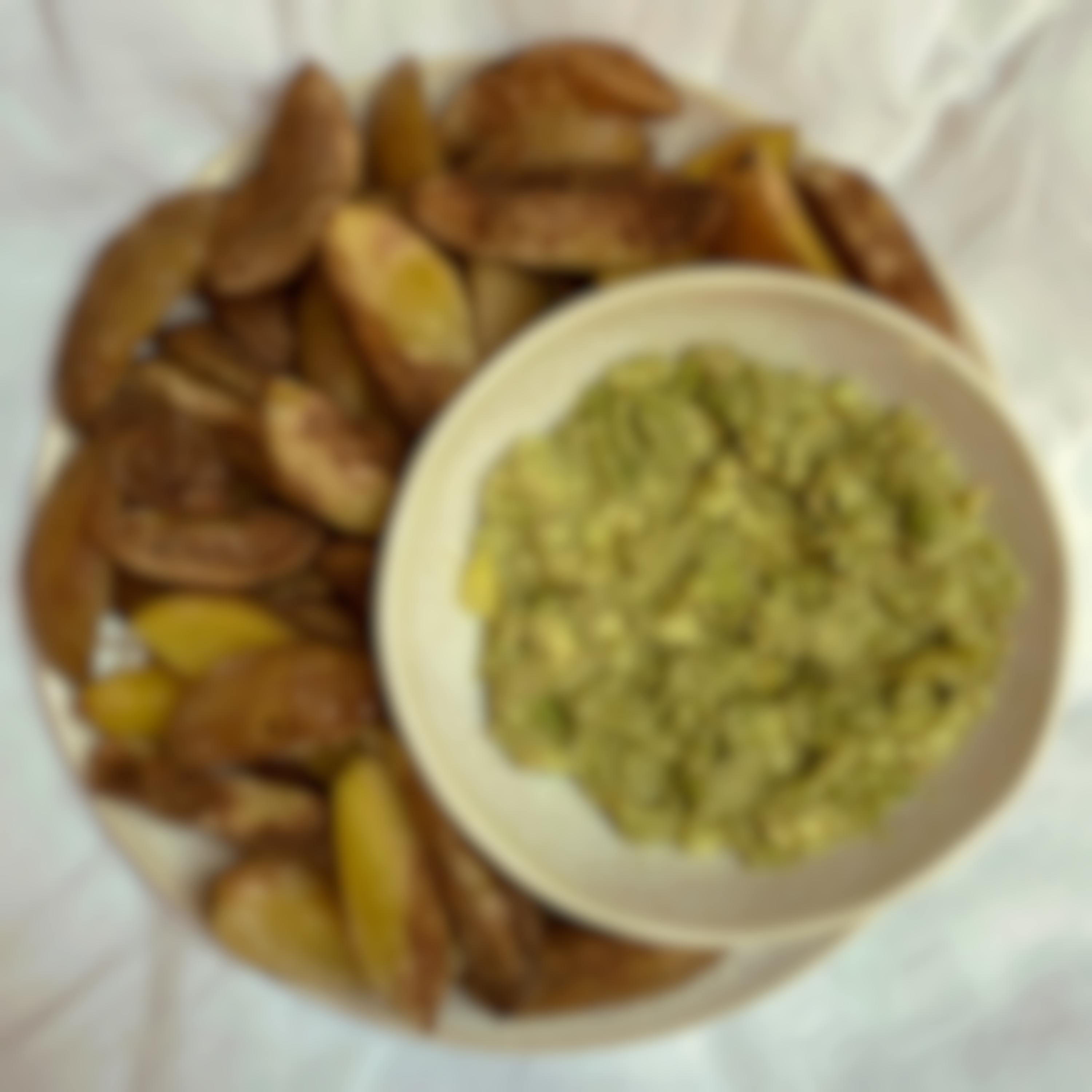 French fries from the Airfryer with guacamole