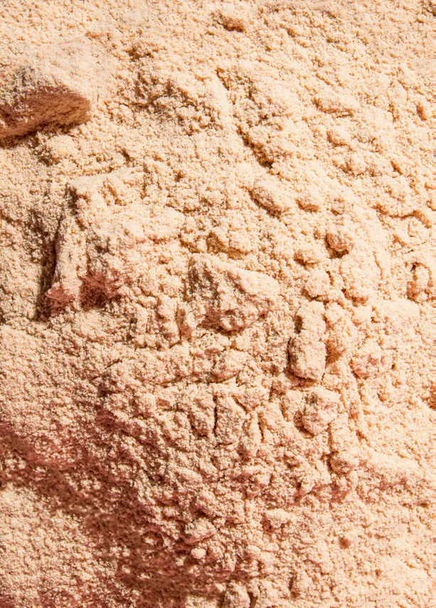 eine Nahaufnahme eines Haufens brauner und orangefarbener Flüssigkeit