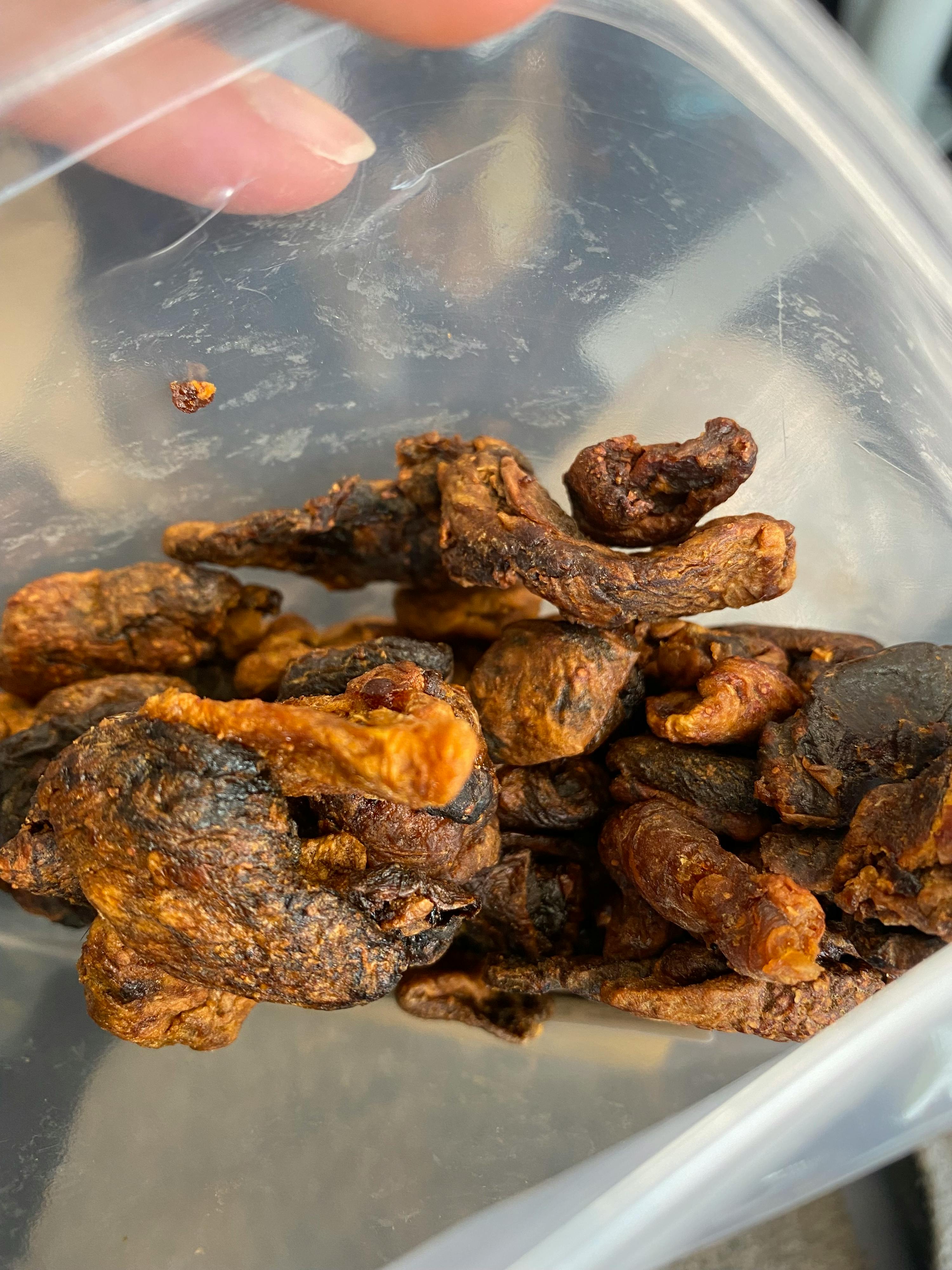 un gros plan d' un sac en plastique rempli de nourriture