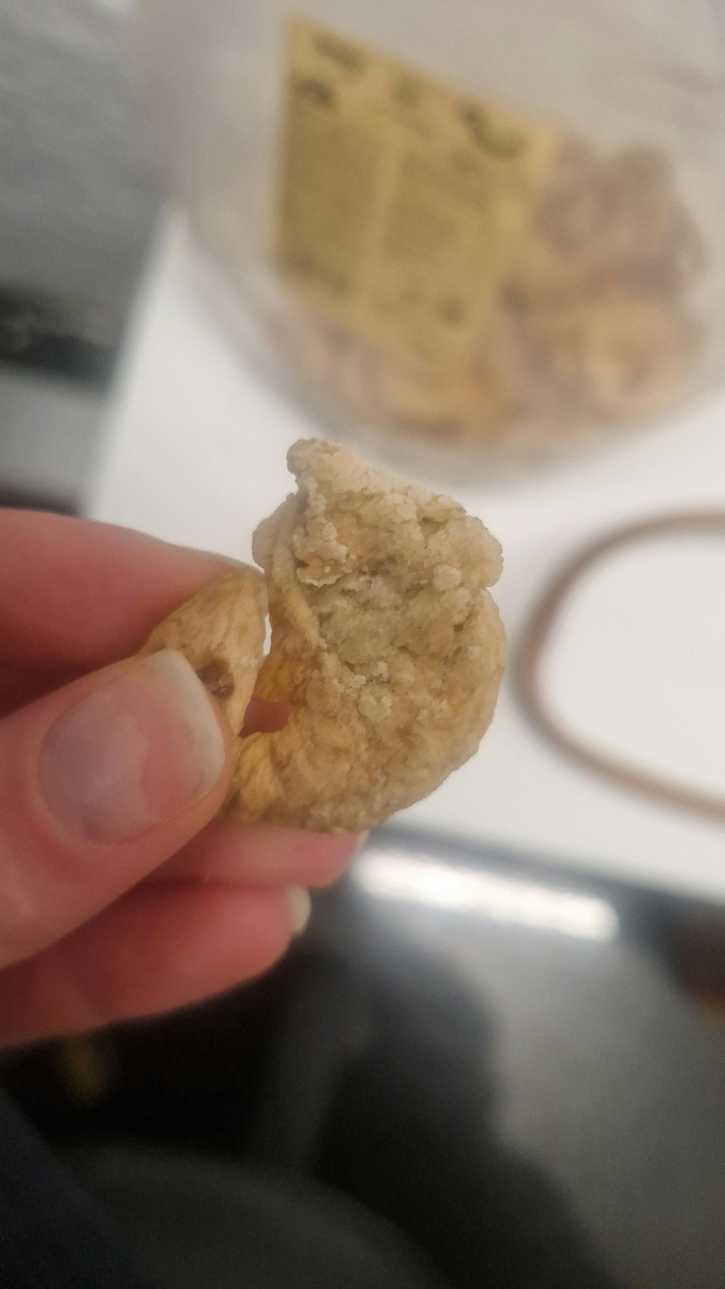 un gros plan d' une personne tenant un morceau de nourriture