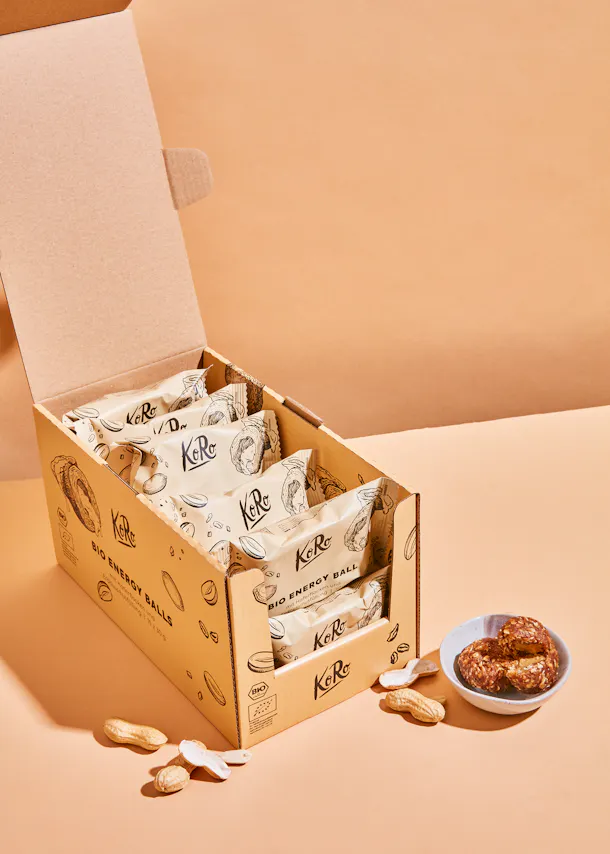 une boîte remplie de balles d' énergie bio