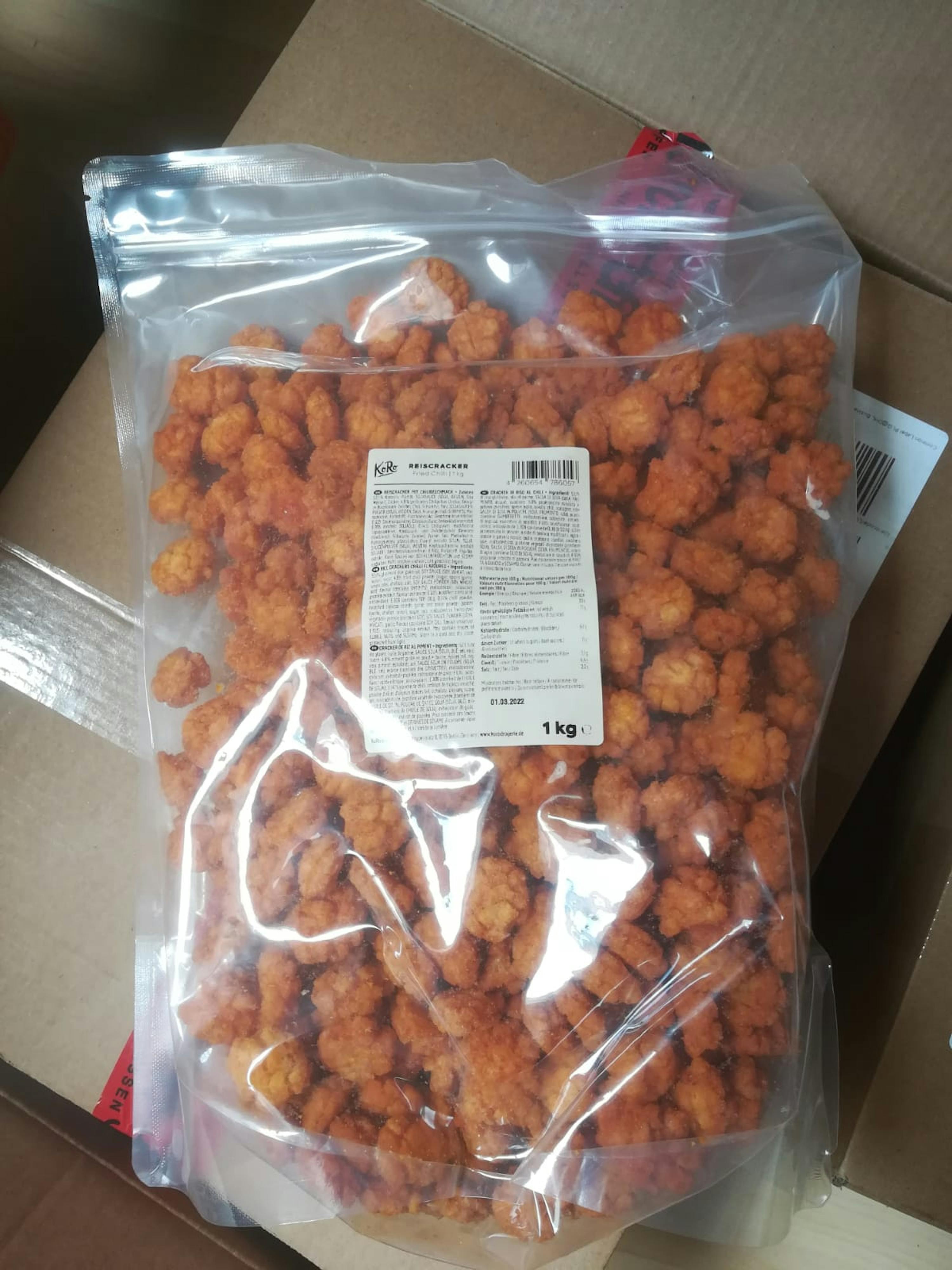 un sac en plastique rempli d' un gros tas de nourriture