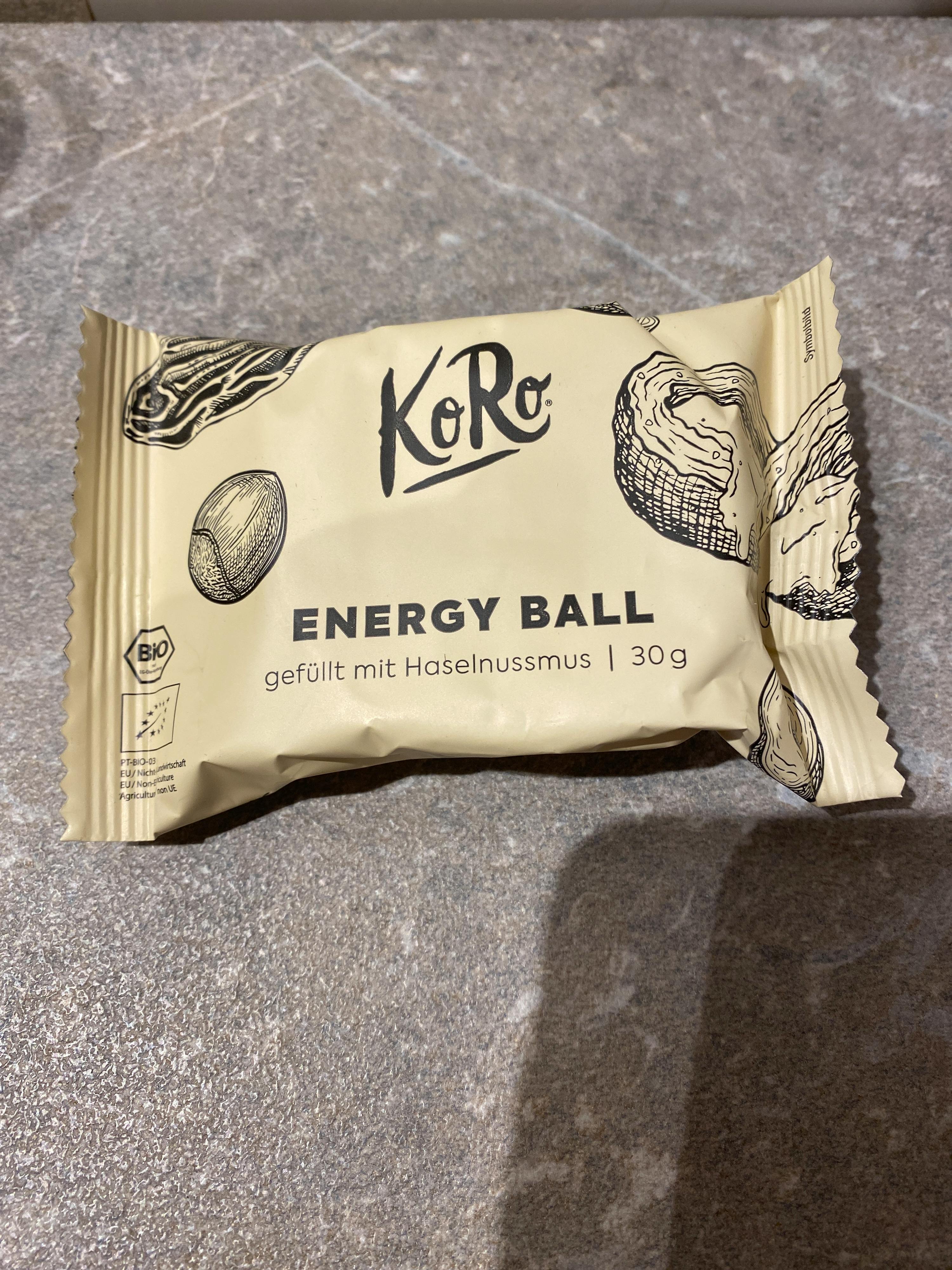 un pacchetto di energy ball è seduto su un tavolo