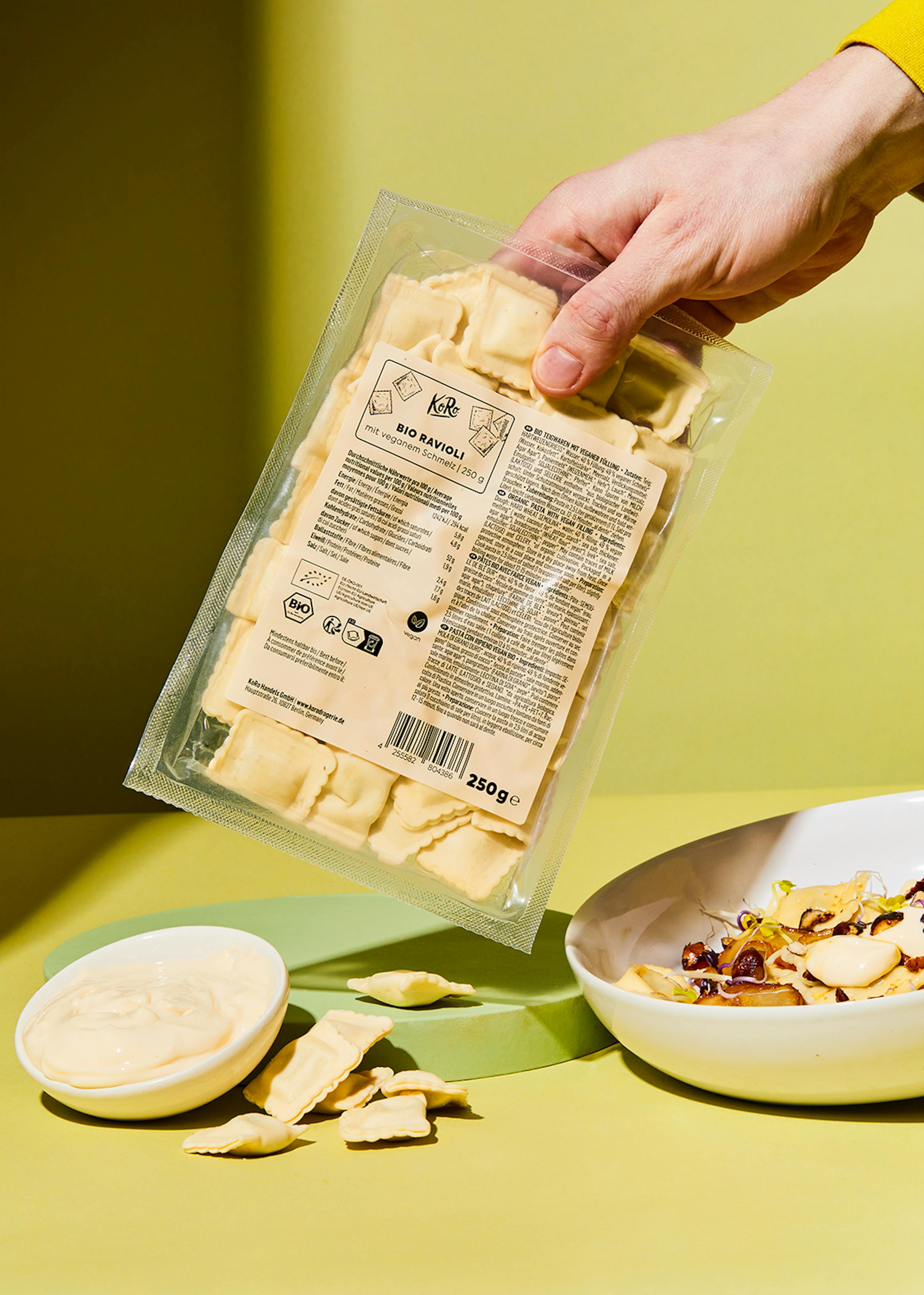 une personne tient un sac de raviolis bio de 250g
