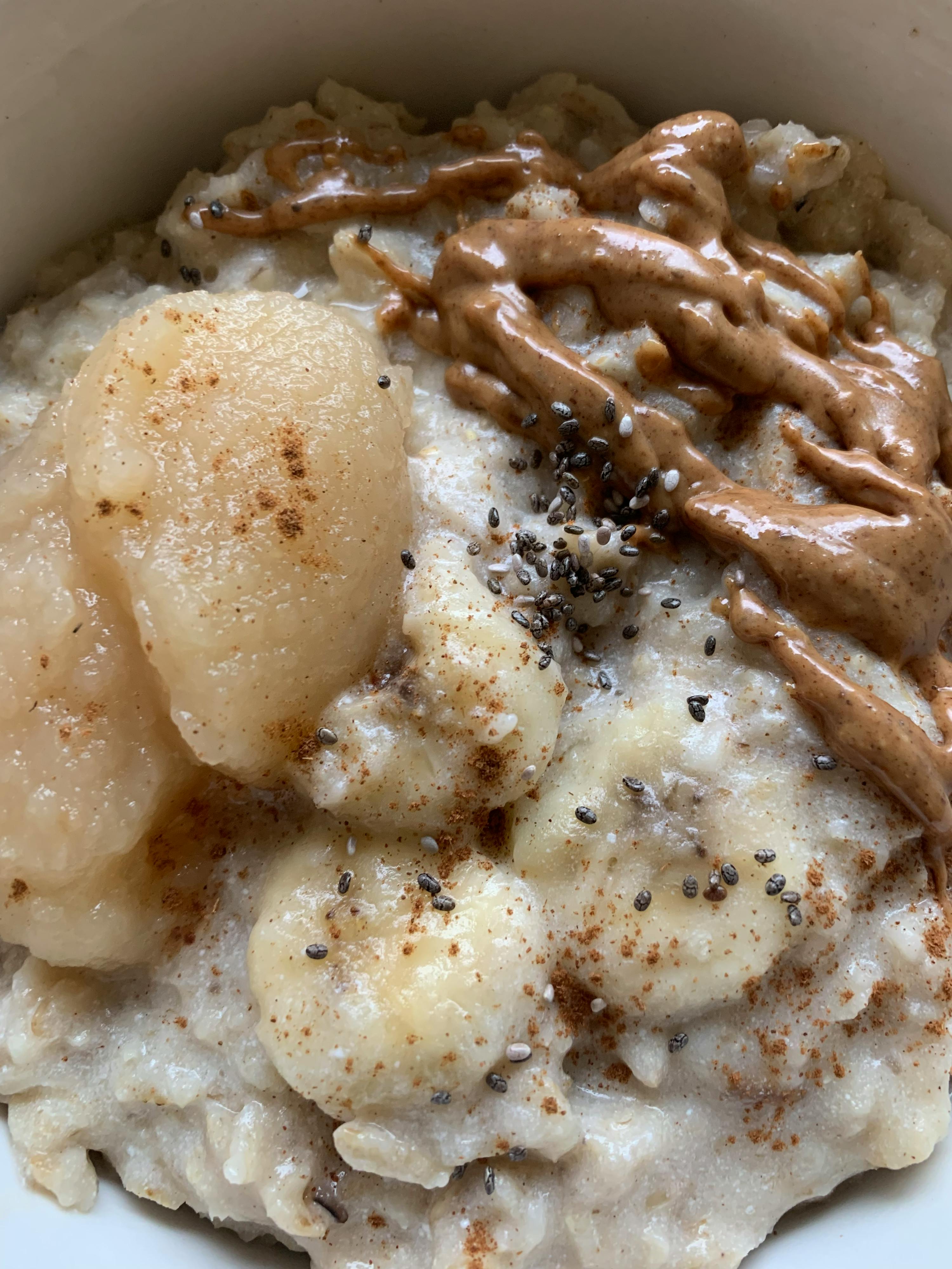 una ciotola di farina d' avena con banane e burro di arachidi