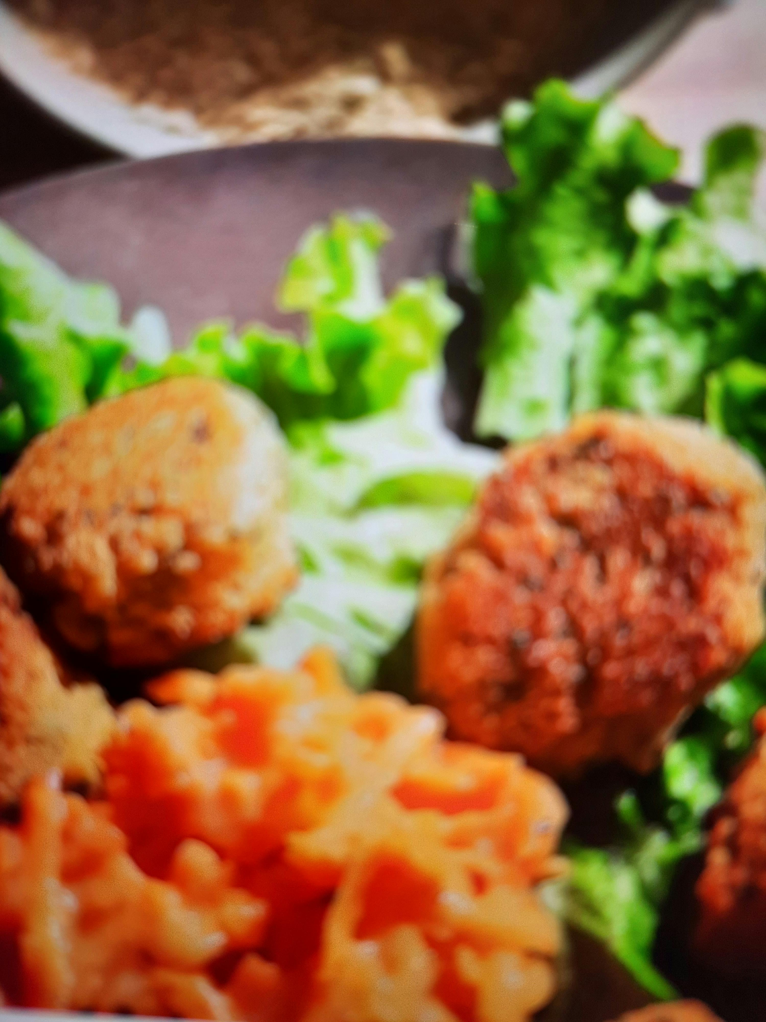 Eine Nahaufnahme eines Tellers mit Essen und Salat