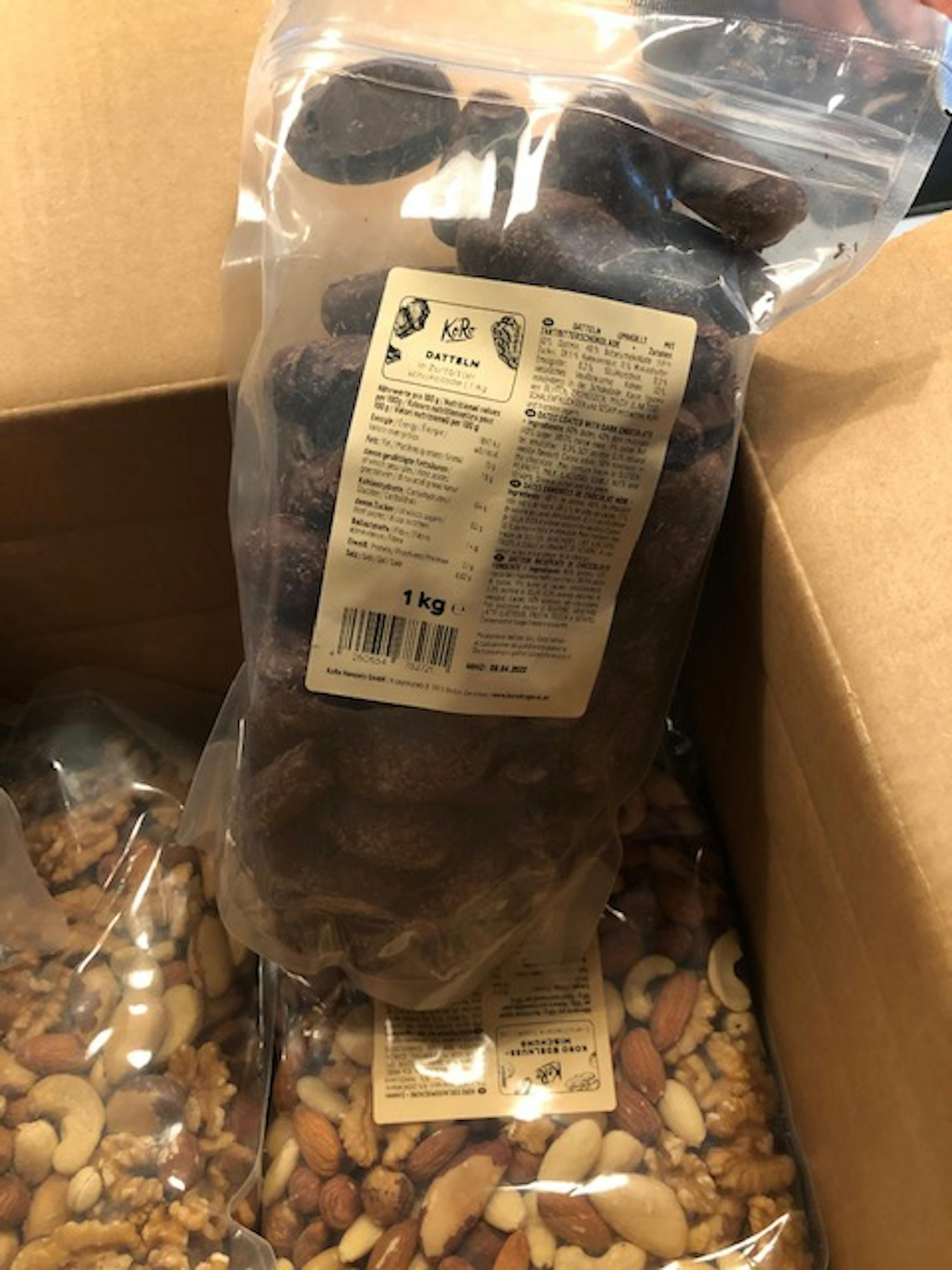 un sacchetto di frutta secca è in cima a una scatola di noci