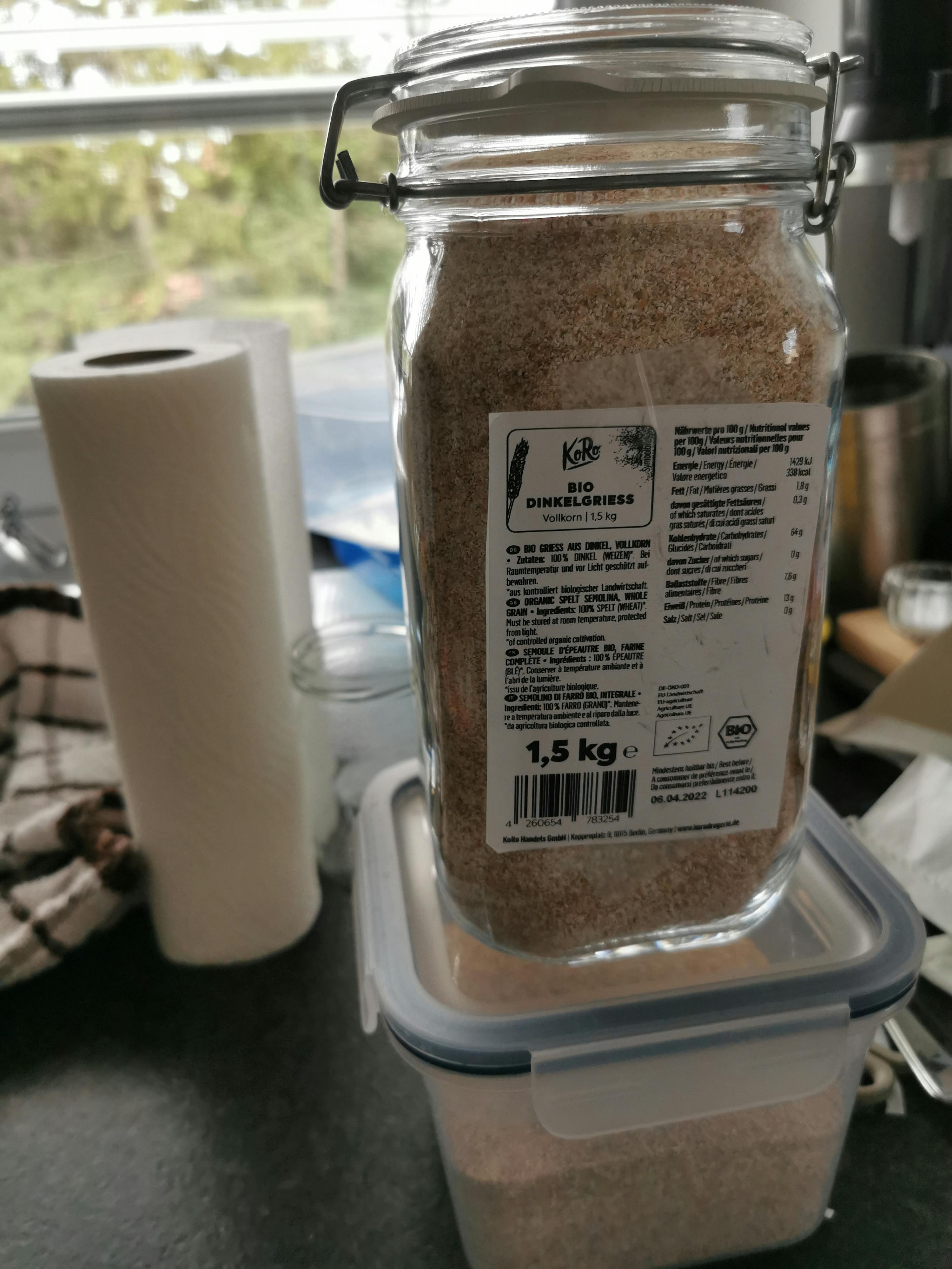 un bocal en verre contenant 1,5 kg de farine bio