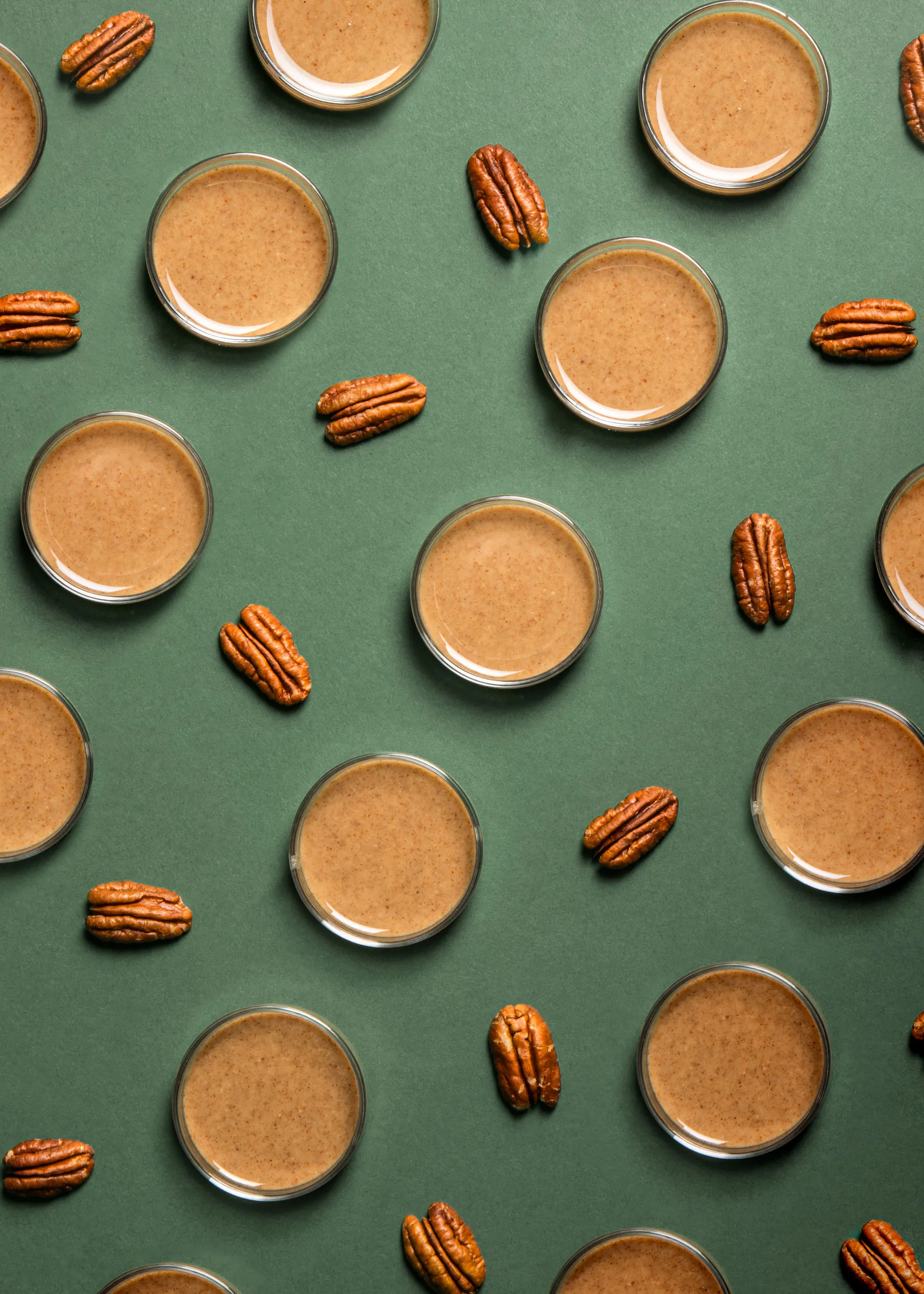 un motif de noix de pécan et de sauce sur un fond vert