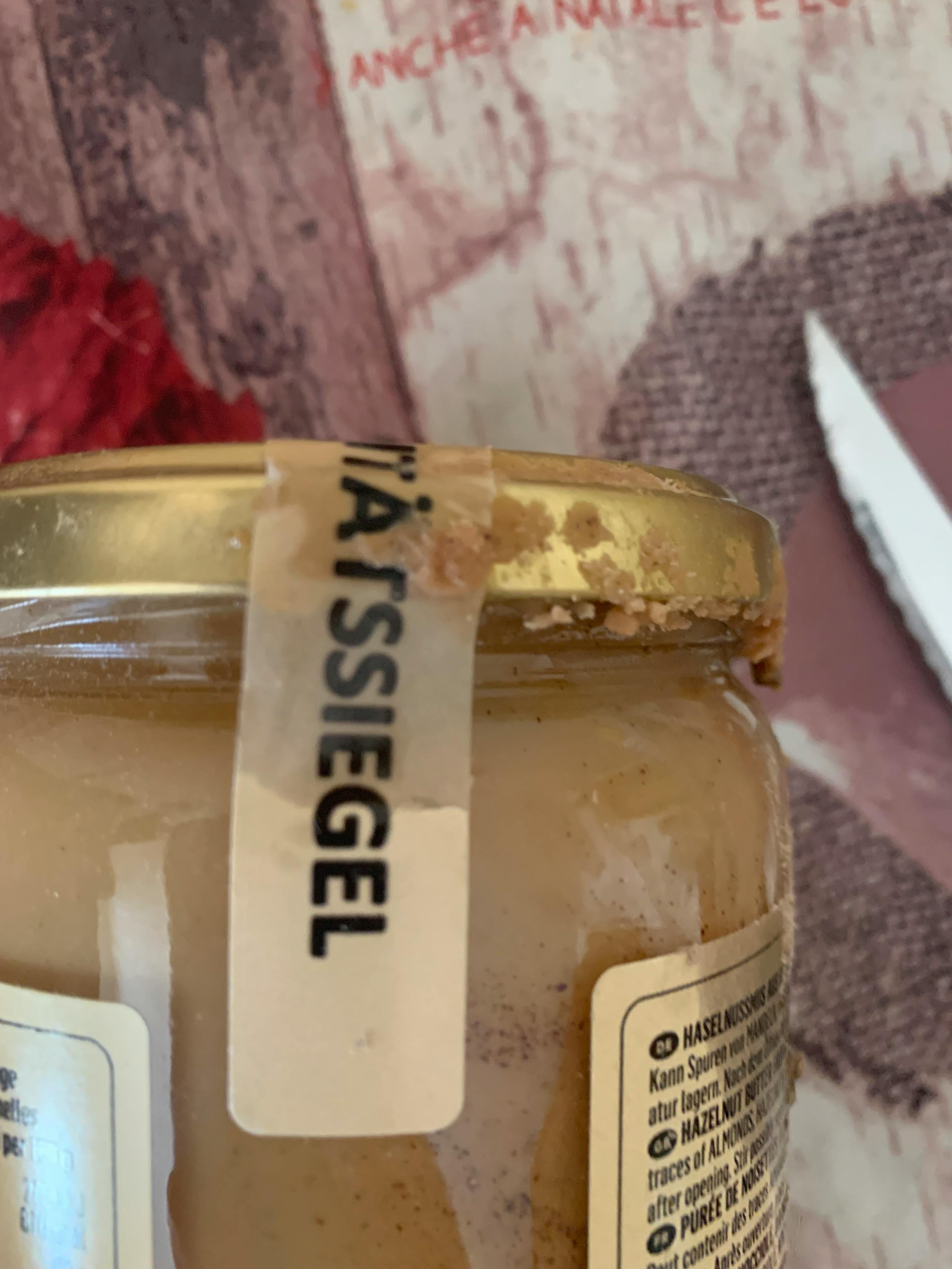 eine Nahaufnahme eines Glases mit einem Aufkleber mit der Aufschrift ' natsiegel '