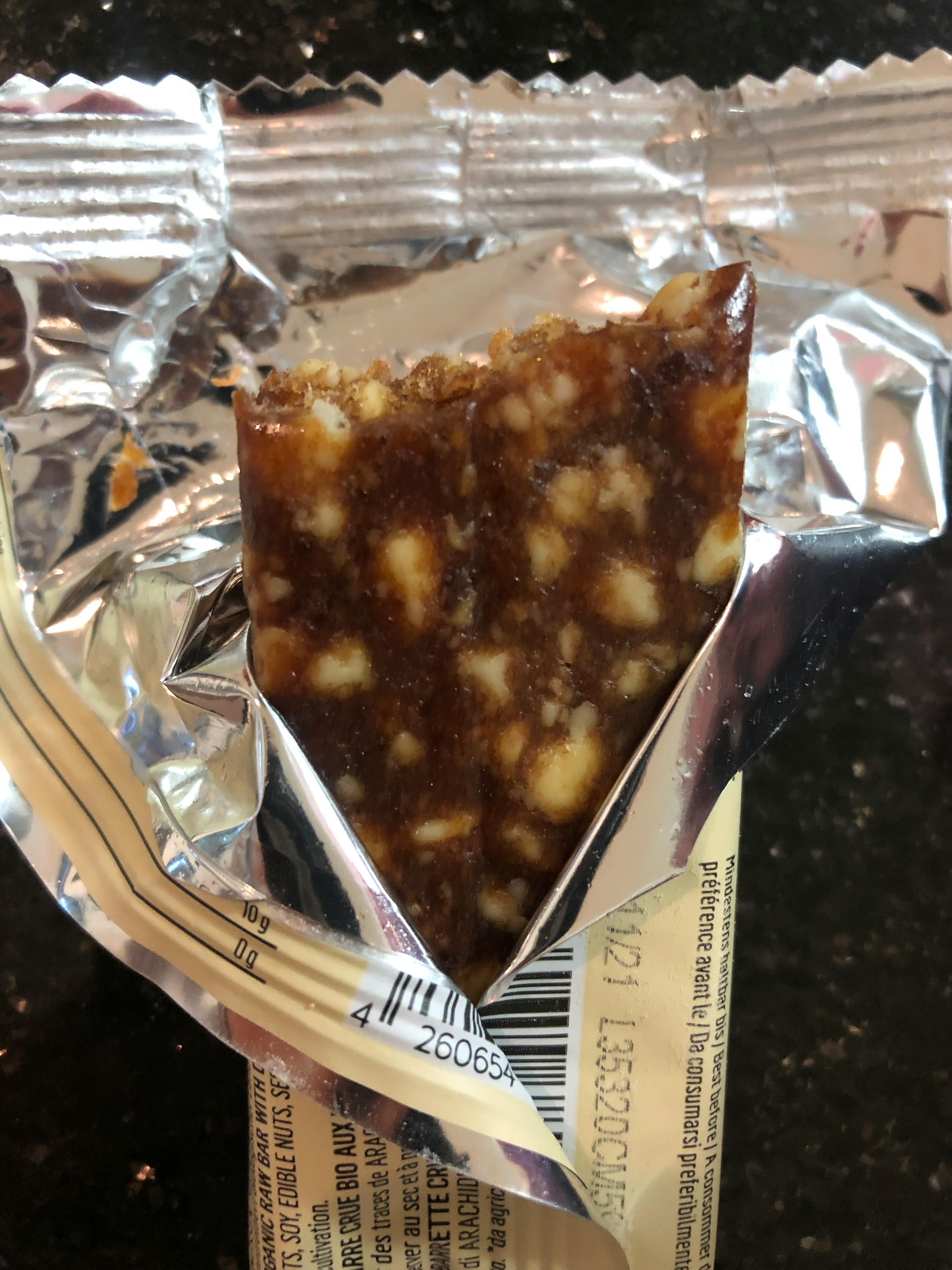 un pezzo di cibo in un sacchetto di alluminio con un codice qr