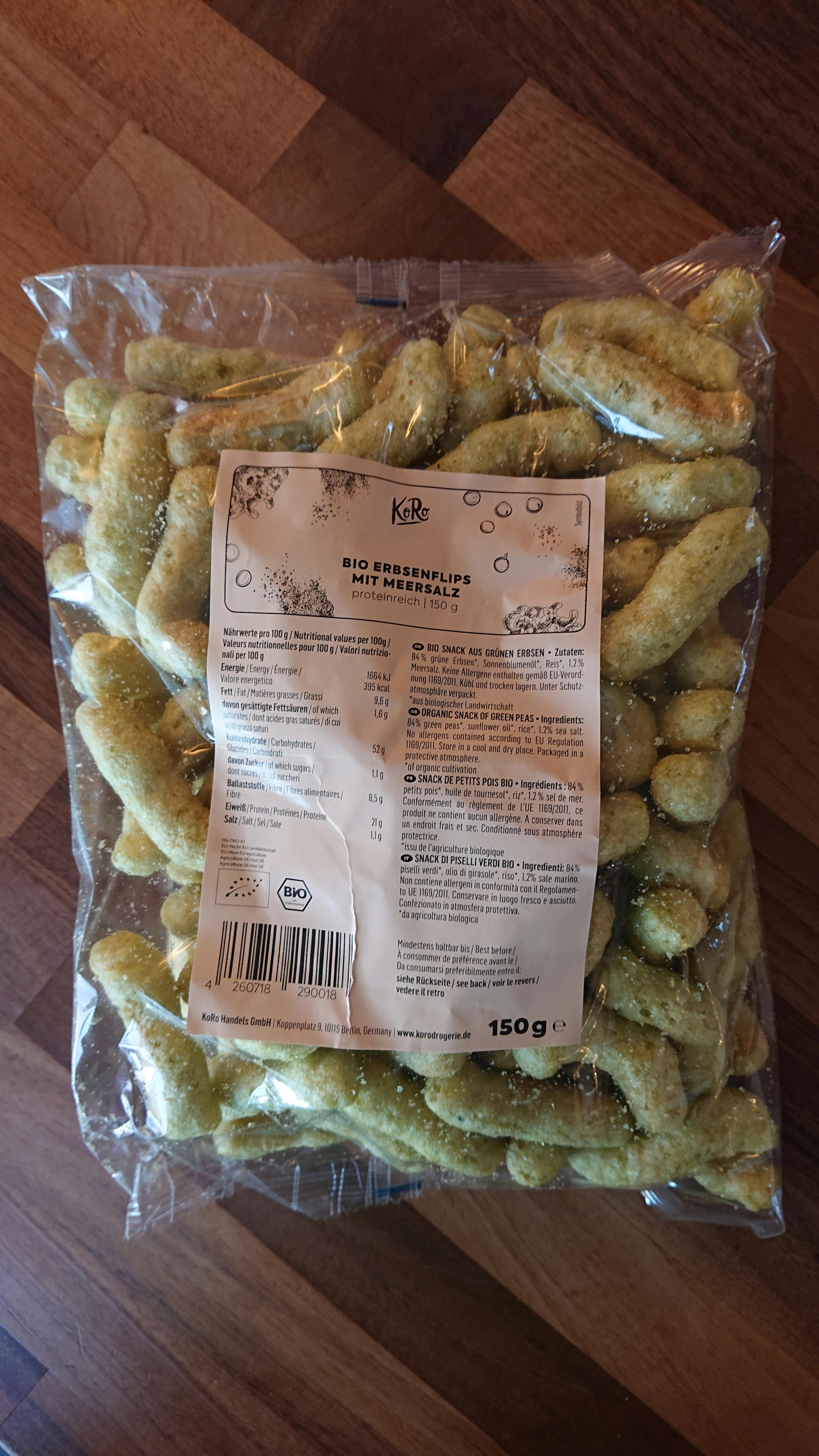 un sacchetto di patatine è seduto su un tavolo di legno