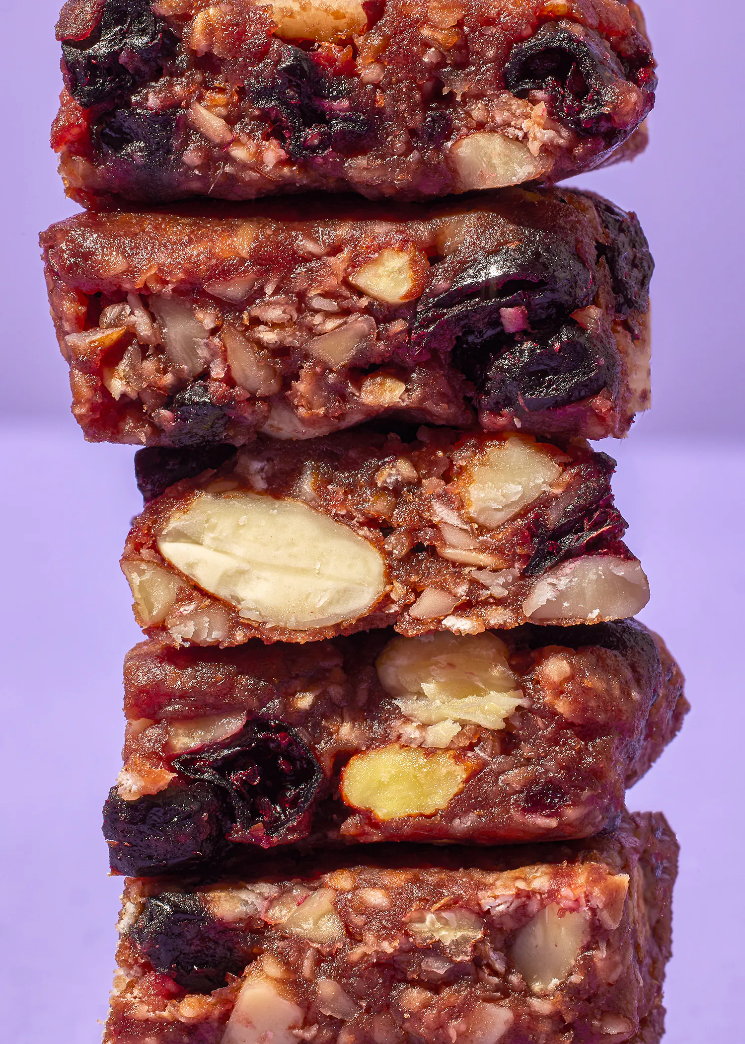 un tas de barres empilées les unes sur les autres sur fond violet