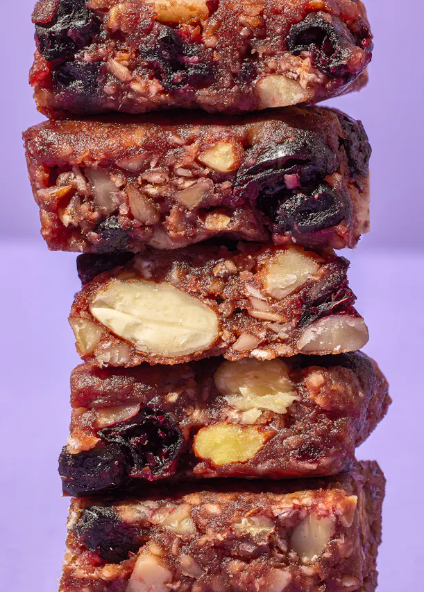 un tas de barres empilées les unes sur les autres sur fond violet