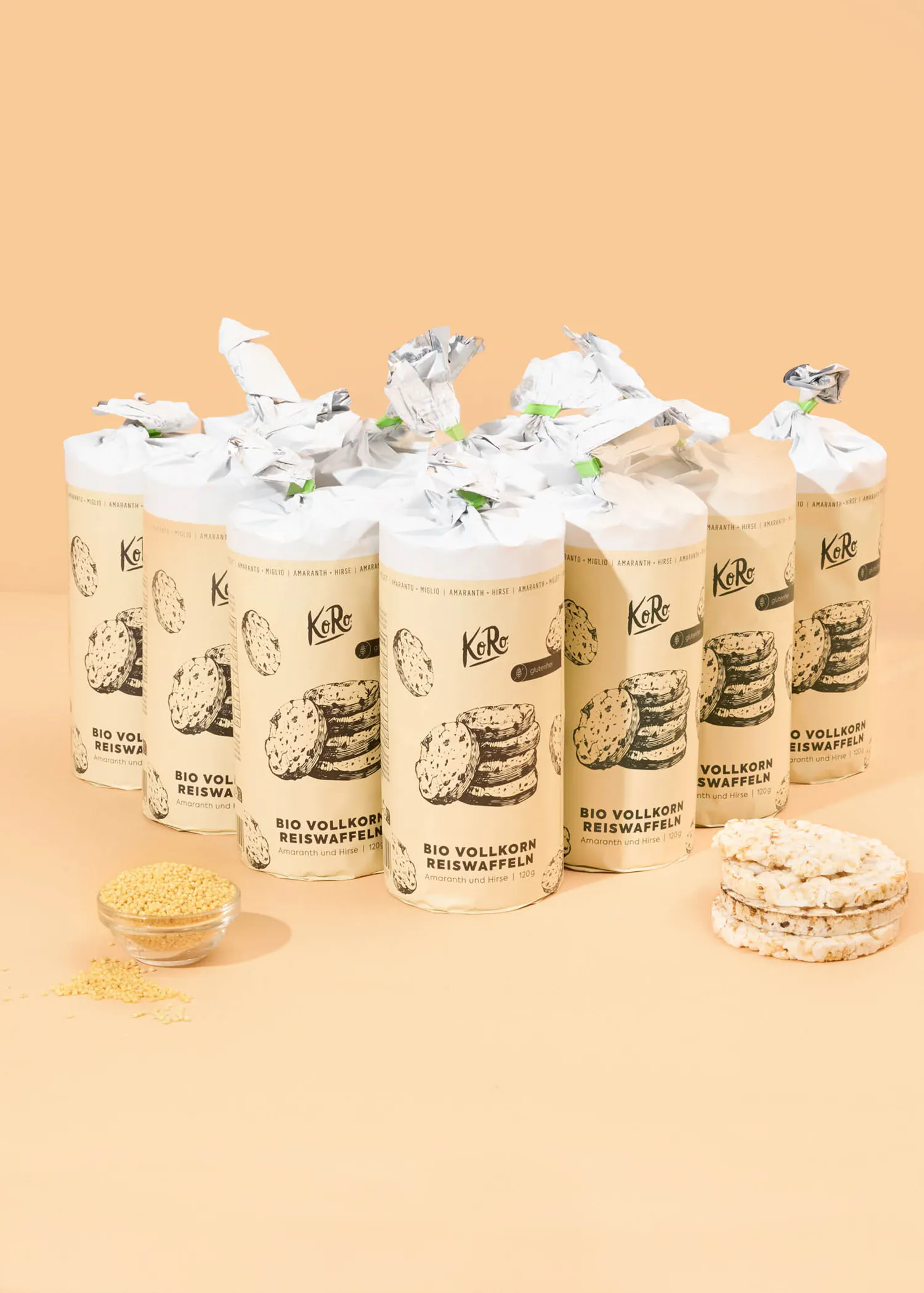 paquets de biscuits de riz avec l' étiquette " bio vollkorn reiswaffeln " sur un fond beige