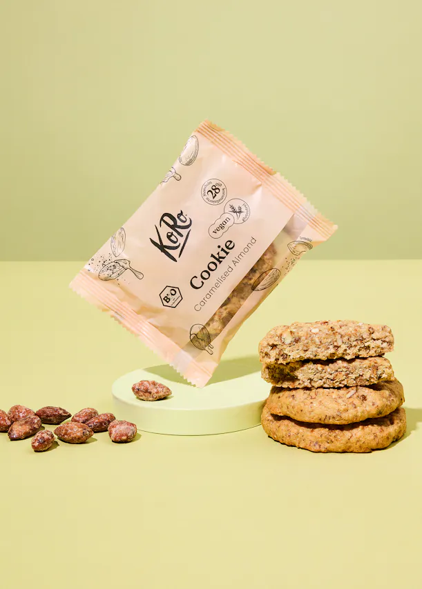 un paquet de biscuits à l' amande caramélisée est posé sur une table